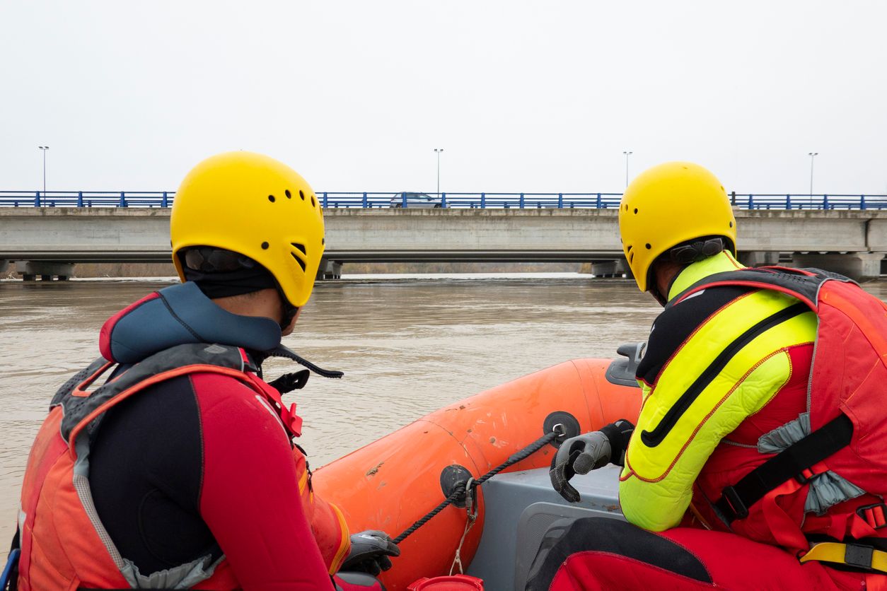 Die Frau konnte unverletzt, aber unterkühlt aus dem Wasser gerettet werden. Symbolbild. 