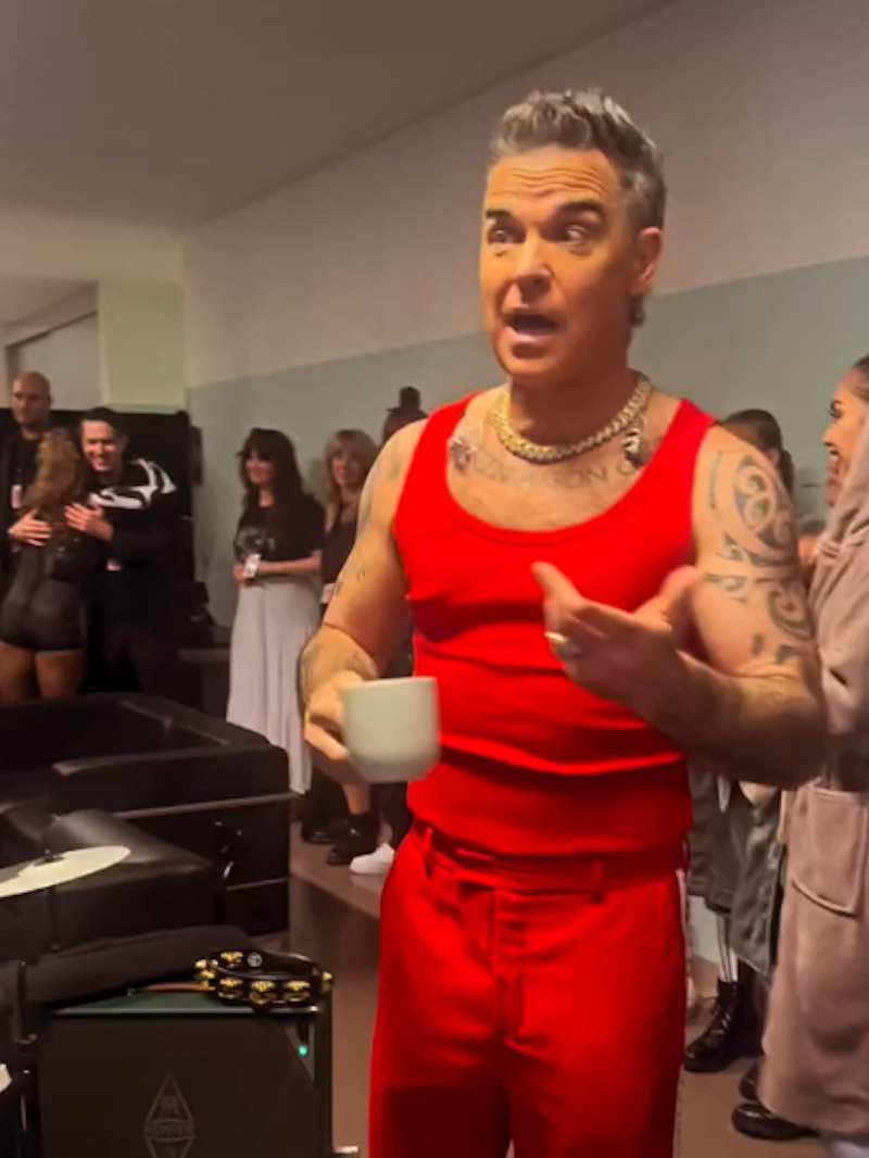 Robbies Ehefrau Ayda Field teilte ein Video auf Instagram, in dem das Team backstage ausgelassen zu "Jump Around" von House of Pain abgeht.
