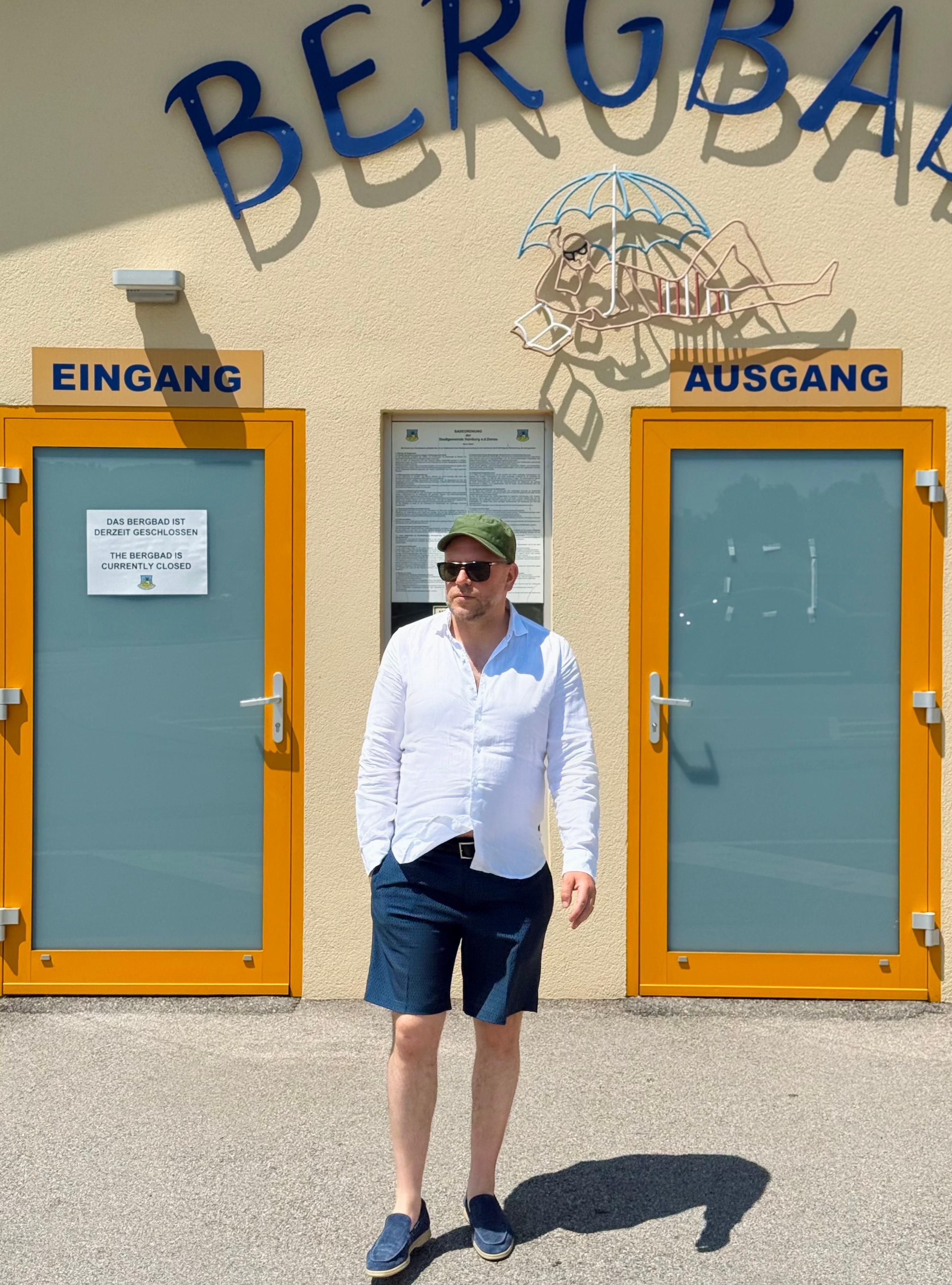SPNÖ-Landesgeschäftsführer Wolfgang Zwander vor dem geschlossenen Freibad in Hainburg