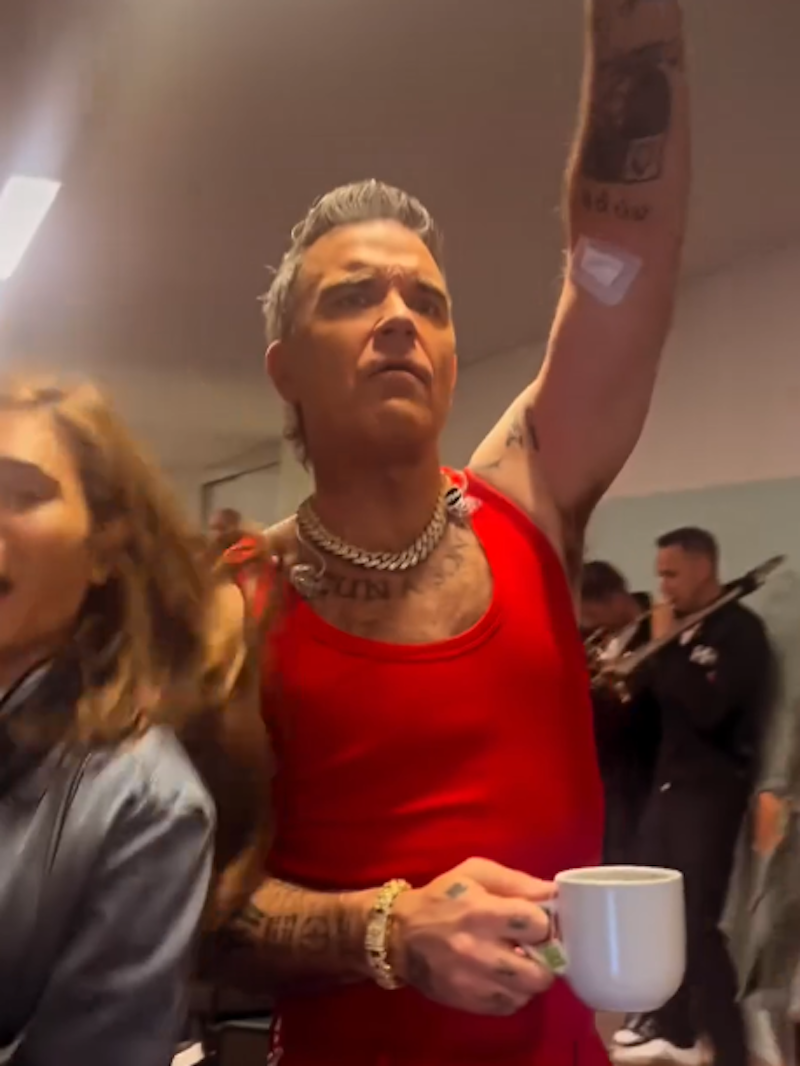Ayda Field zeigte im Zuge seiner Wien-Show auf Instagram, wie es bei Robbie Williams backstage zugeht.