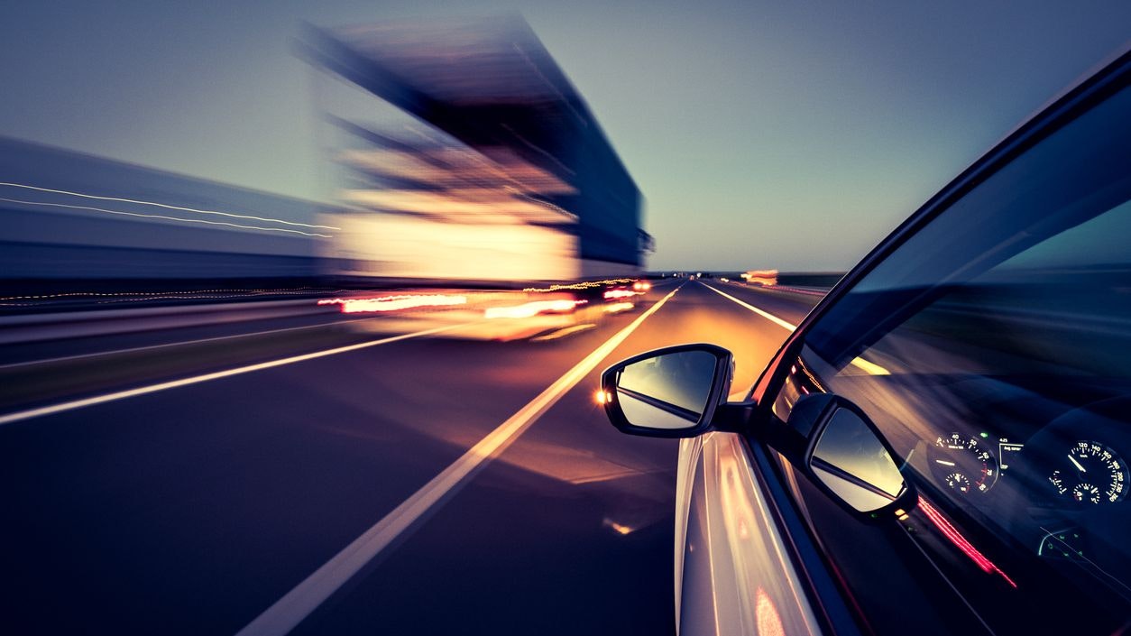 Heute.at - 20-Jähriger rast mit über 200 km/h der Polizei davon