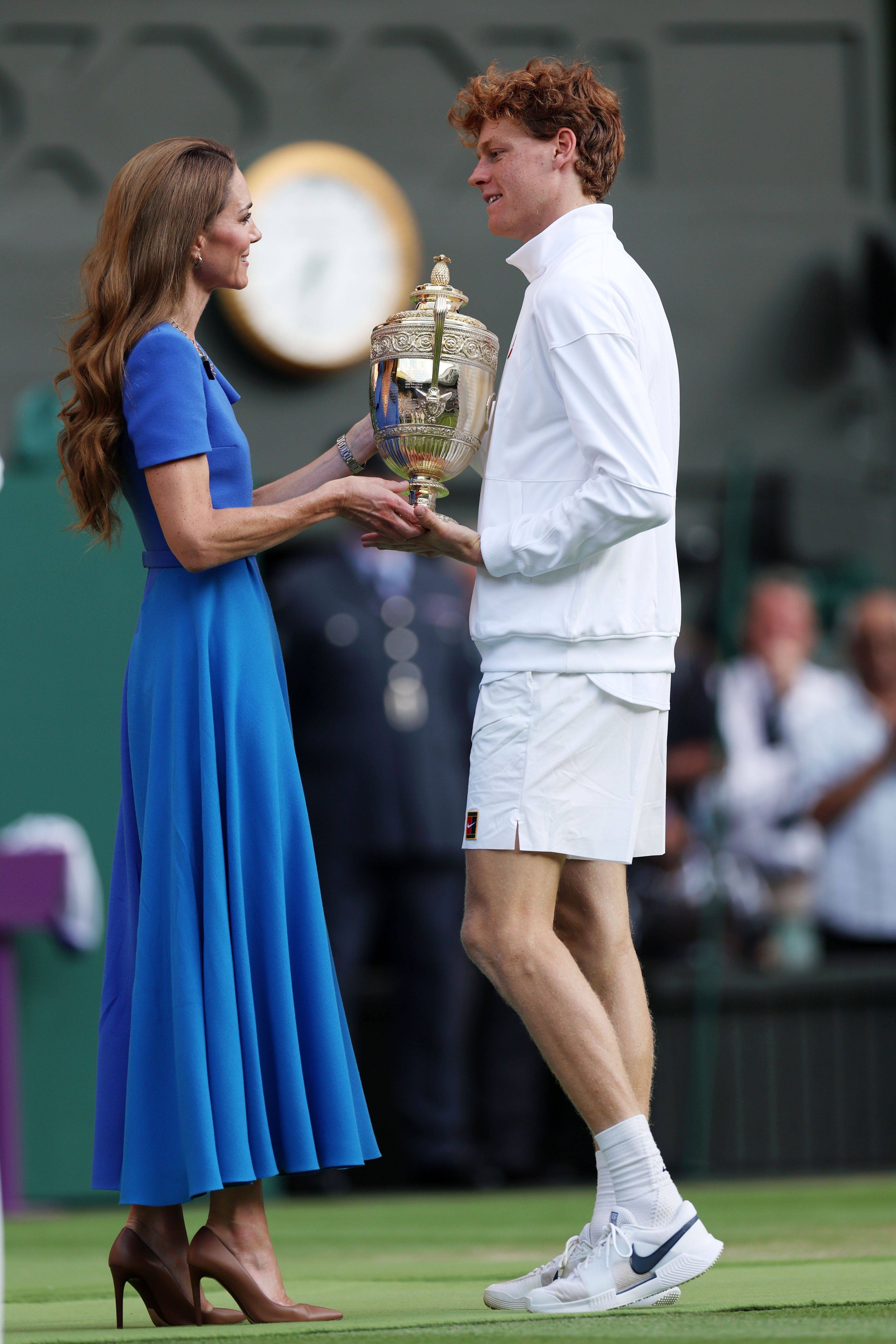Jannik Sinner bei der Pokalübergabe mit Prinzessin Kate.