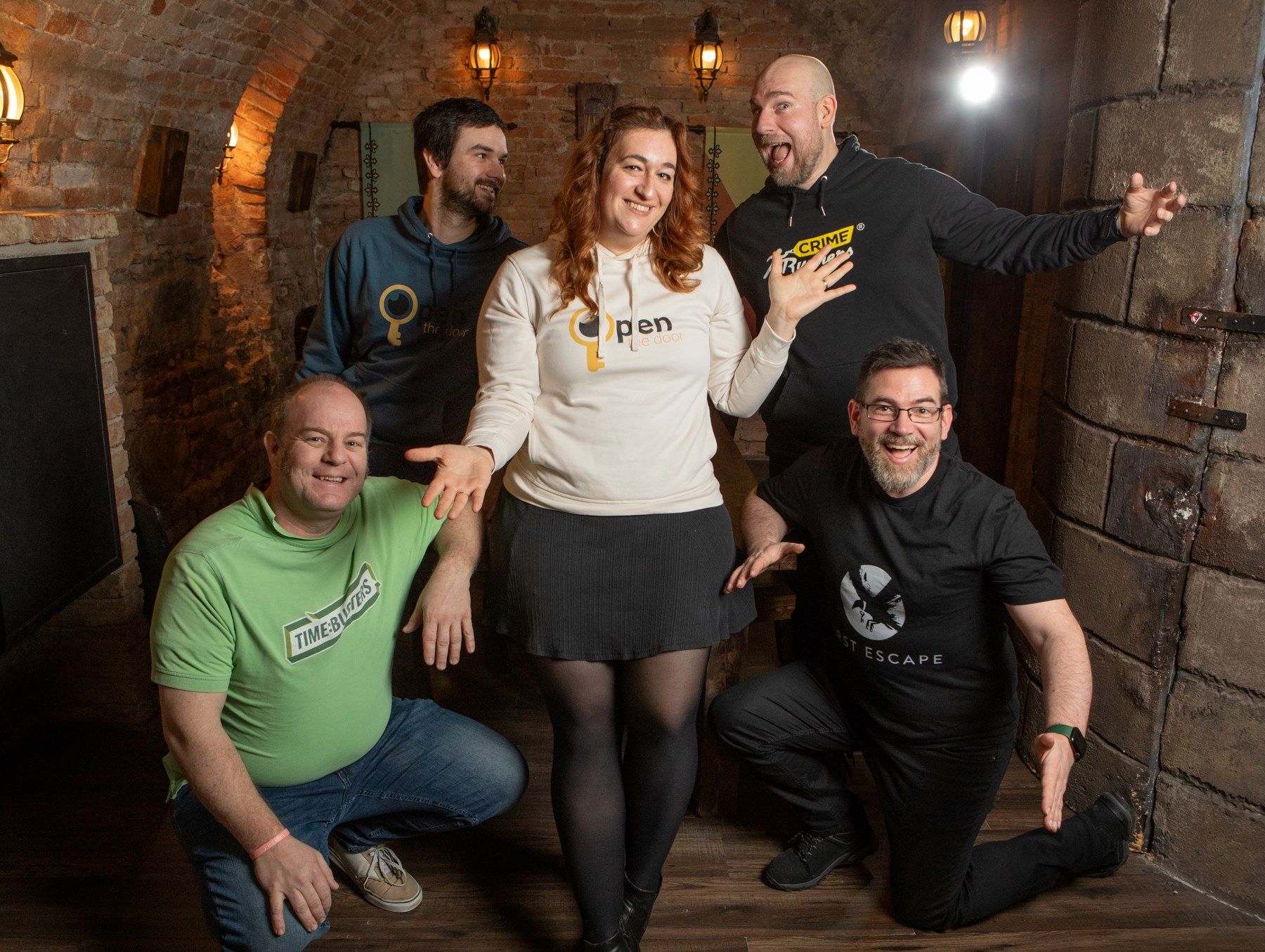 Michael Ginner von Time Busters, Filip und Ulrike Dziurzynski von Open the Door, Lukas Rauscher von Crime Runners und Aris Venetikidis von First Escape stellen ein typisches Escape Room Gruppenfoto nach.