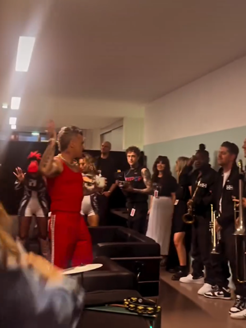 Die Aufnahme ist beim Aufwärmen vor Robbies Wien-Konzert im Ernst-Happel-Stadion entstanden.