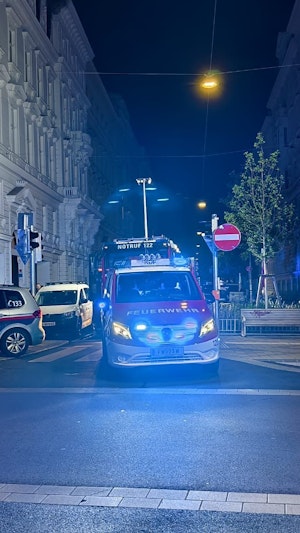 In einer Wohnung auf der Wieden brach am Samstagabend ein Feuer aus. Der Bewohner starb dabei, für ihn kam jede Rettung zu spät.