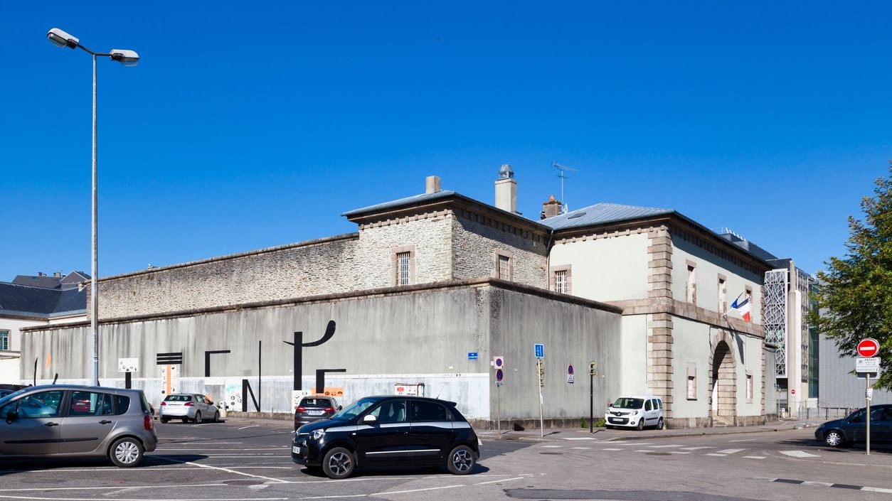 Letztlich wurde der Insasse abermals gefasst.