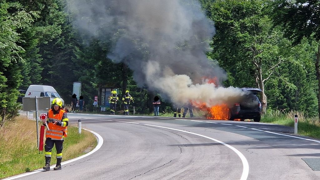 Heute.at - Fahrer öffnet Motorhaube – dann steht Auto in Flammen