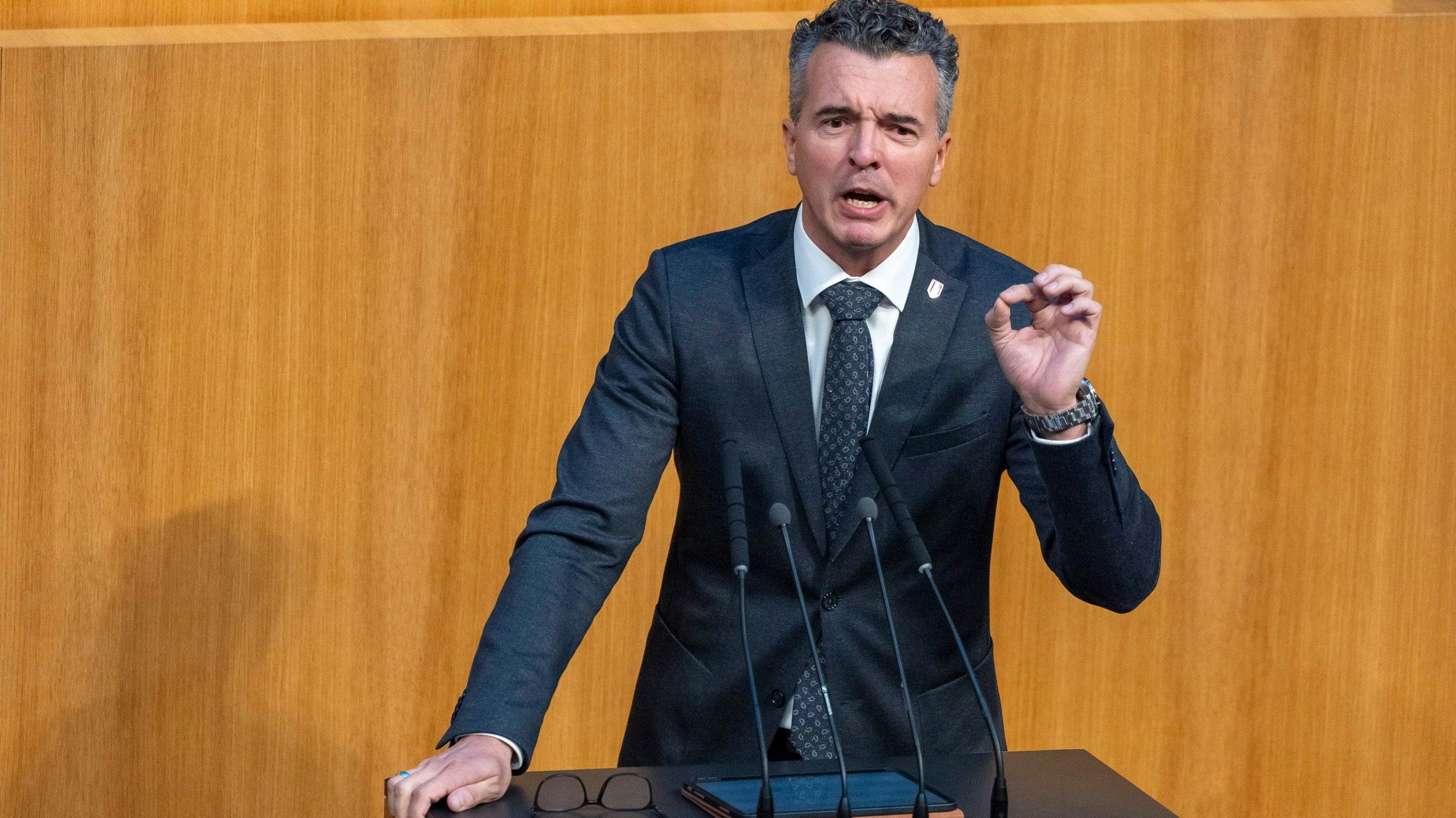 Gernot Darmann lässt seiner Wut freien Lauf.