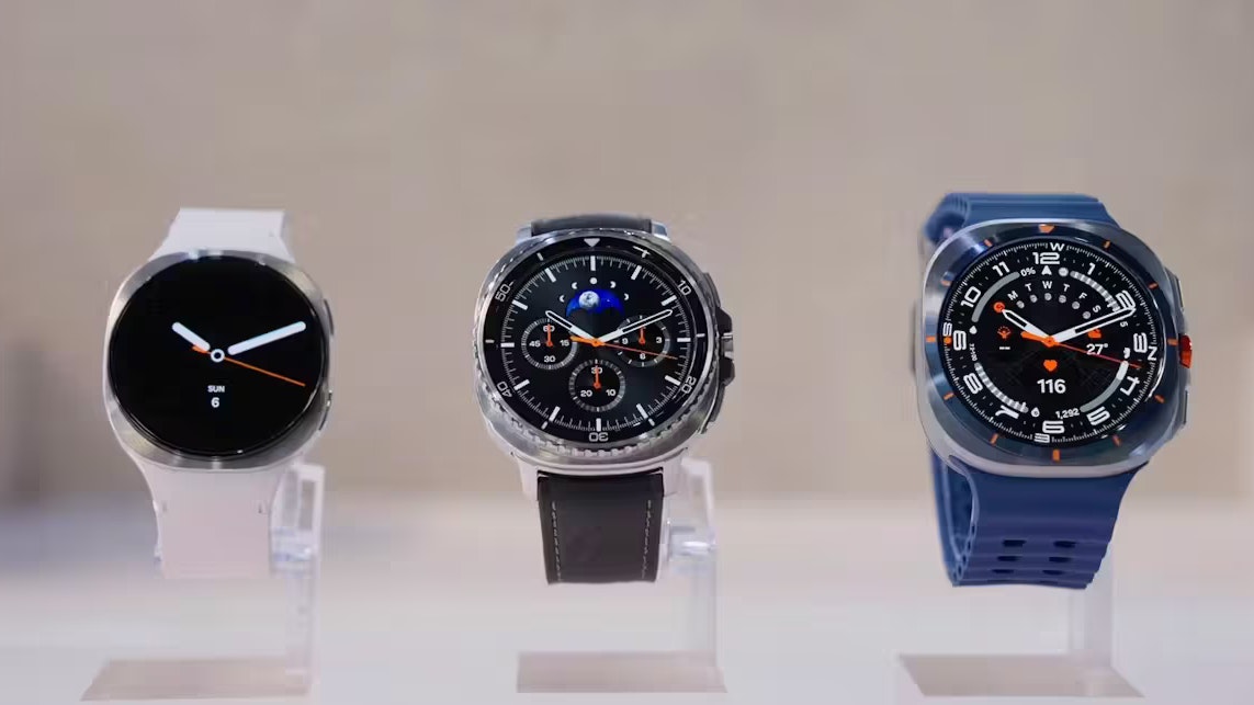 Von links nach rechts: Die Galaxy Watch 8, Galaxy Watch 8 Classic und die Galaxy Watch Ultra in Titanium Blue.