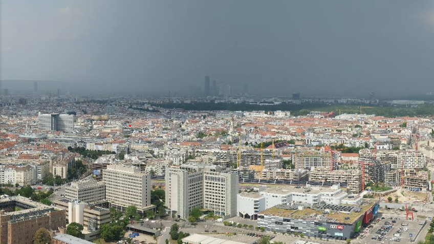 Blick vom A1 Turm im Arsenal auf das hereinbrechende Gewitter im Norden Wiens.