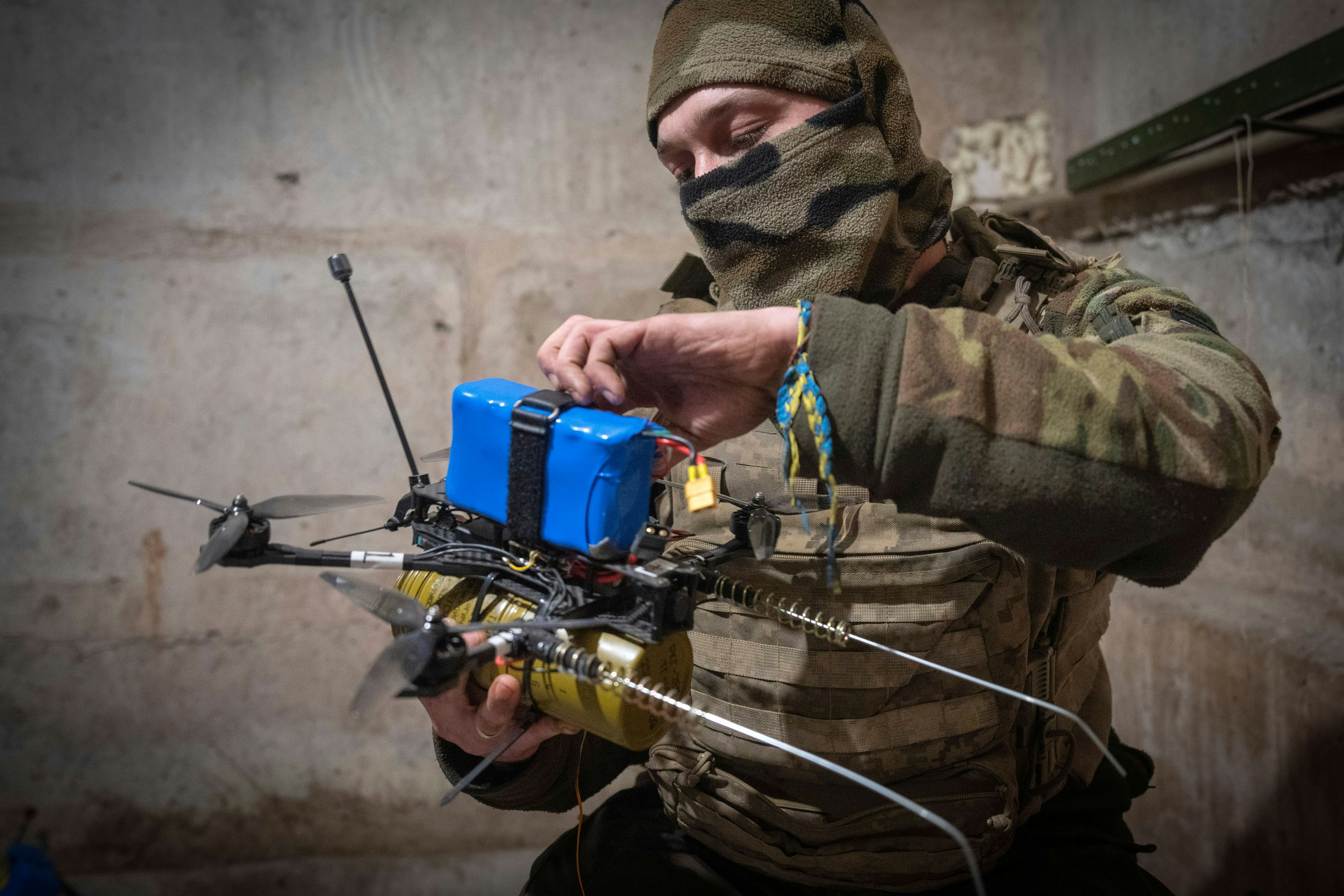 Ein Soldat der 71. Jäger-Brigade bereitet in der Donetsk-Region eine Einweg-Drohne auf ihren Einsatz vor