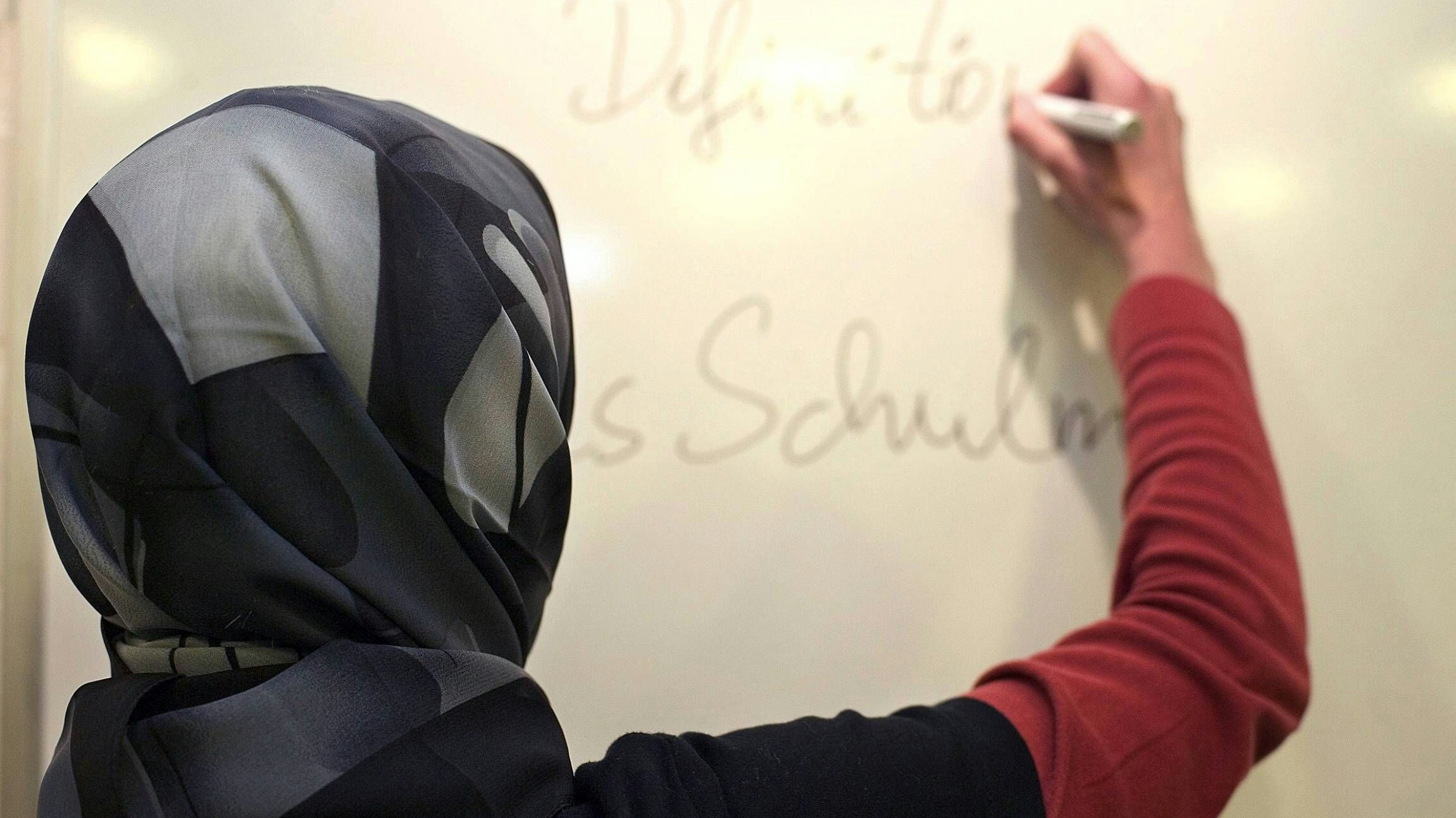Heute.at - Eltern-Aufstand! Lehrerin mit Kopftuch verliert den Job