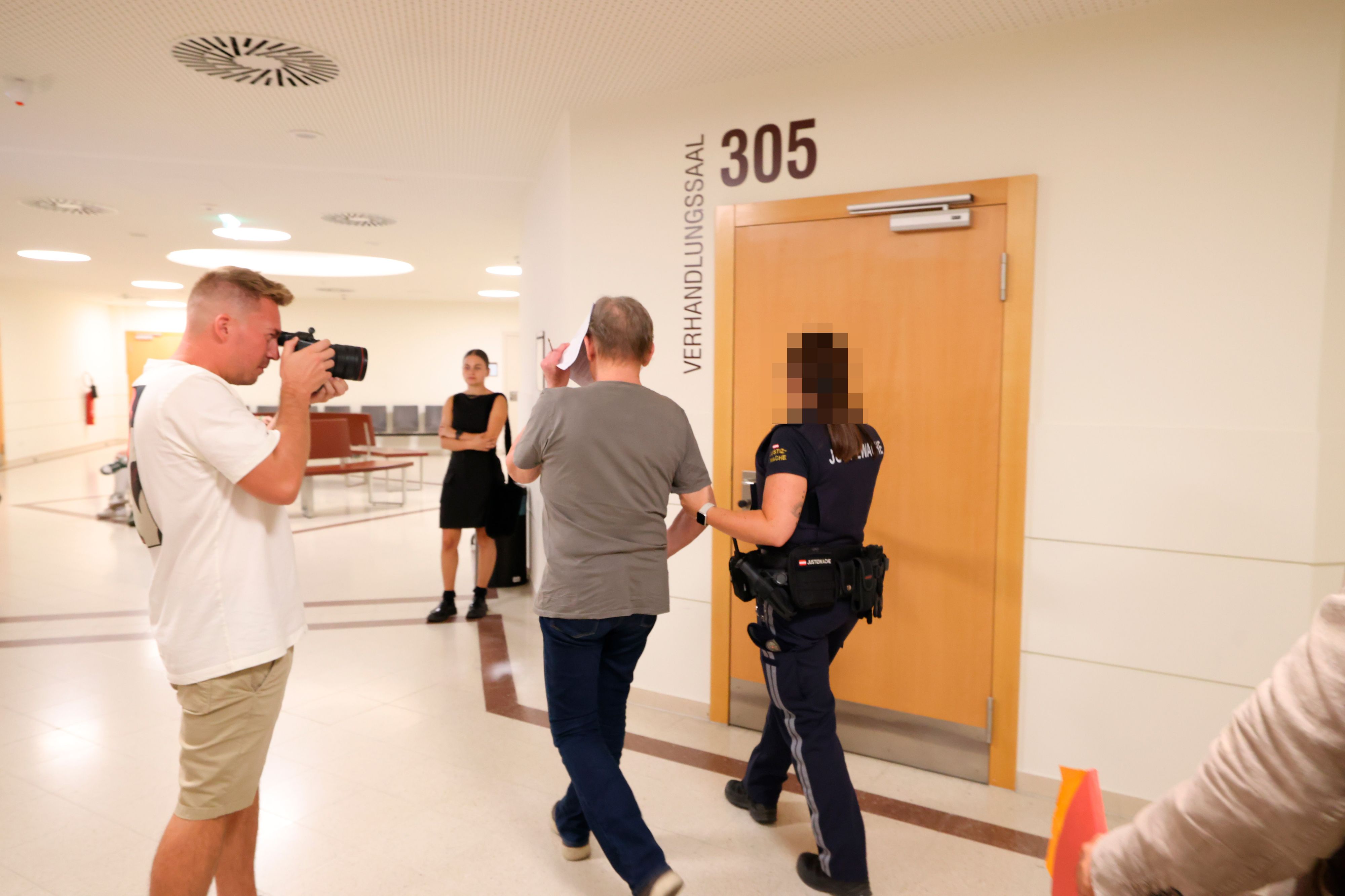 Der betagte Angeklagte wurde in Handschellen vorgeführt.