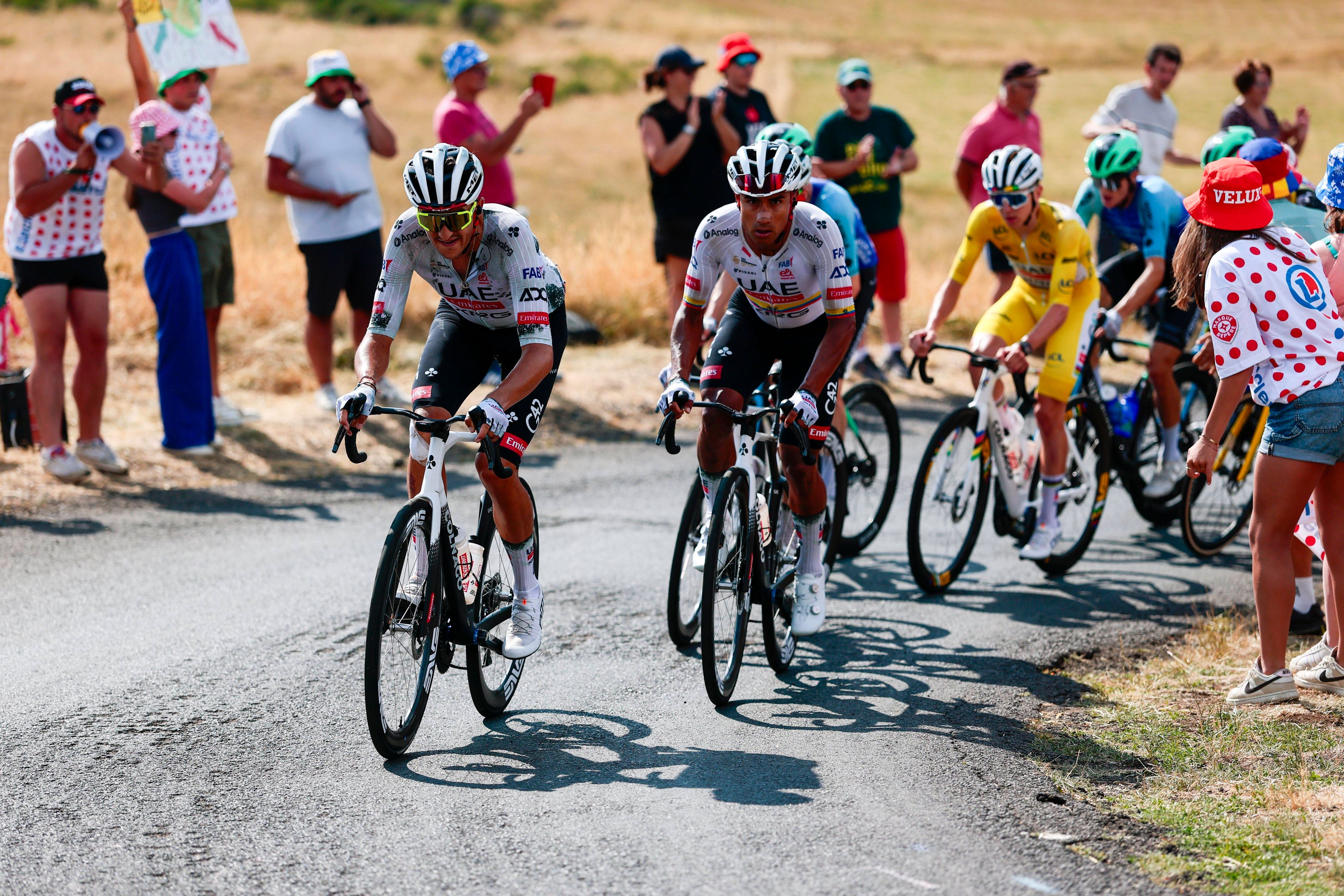 Tadej Pogacar (r.) ist am Mittwoch nicht mehr in Gelb zu sehen.