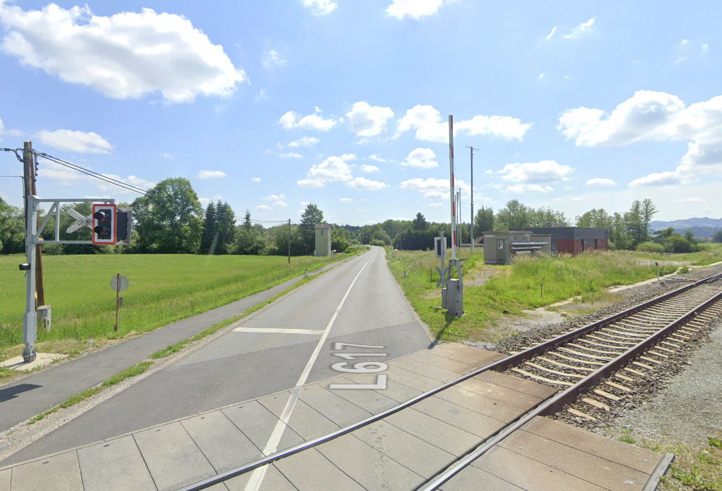 Hier durchschlug er einen Bahnschranken und verunfallte schließlich schwer. 