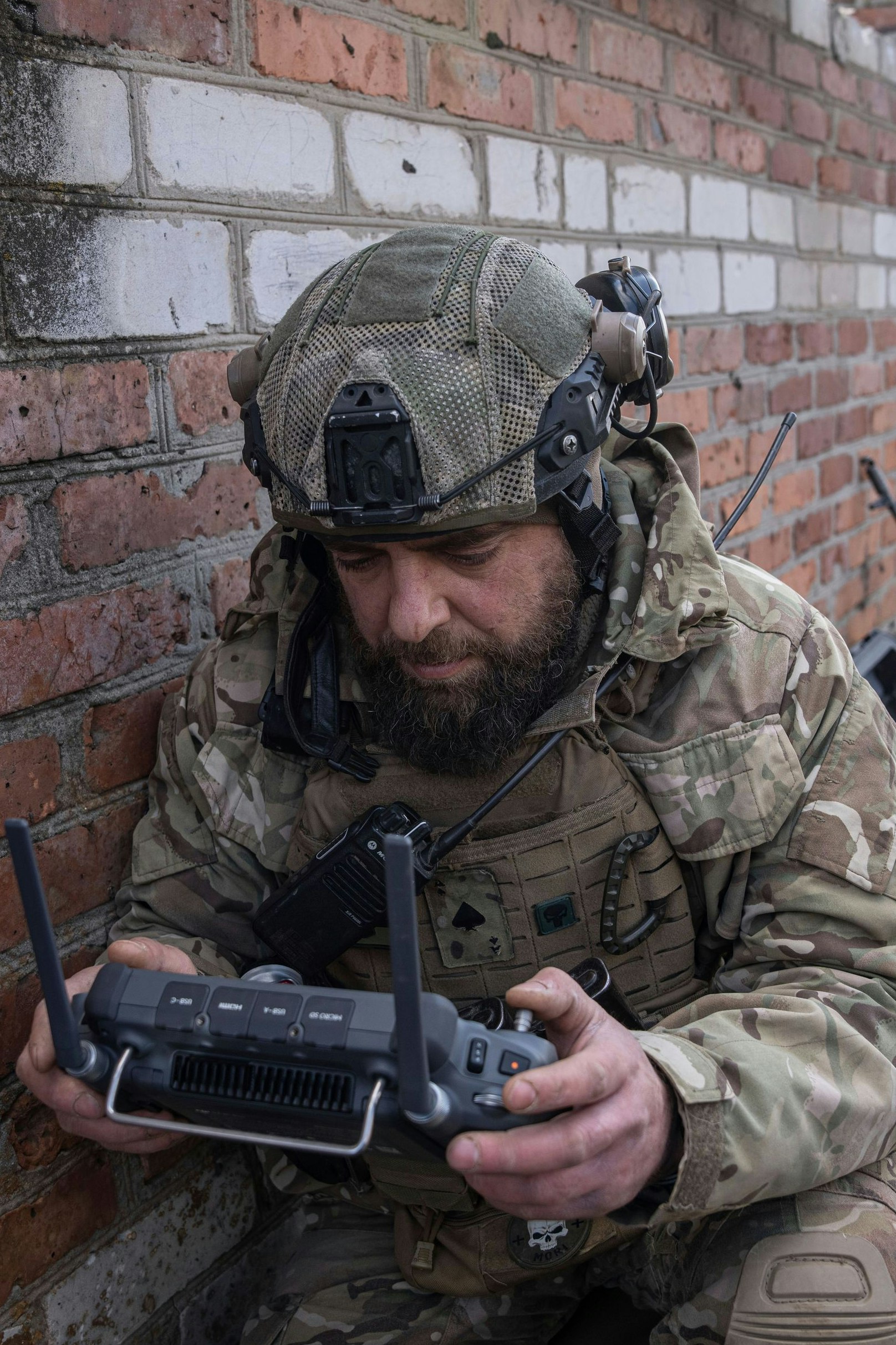 Ein ukrainischer Soldat steuert eine Drohne in der Nähe von Bachmut: Je "höherwertiger" die Ziele, die er zerstört, desto mehr Bonuspunkte erhält er