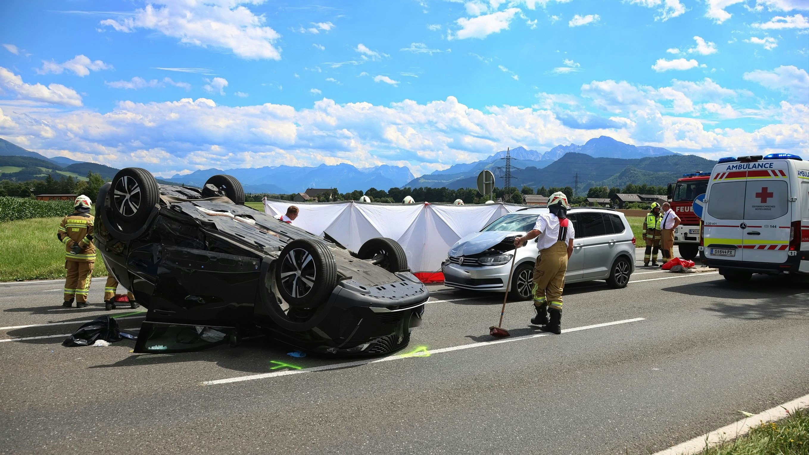 Heute.at - Geschnitten! Auto überschlägt sich, 6 Verletzte