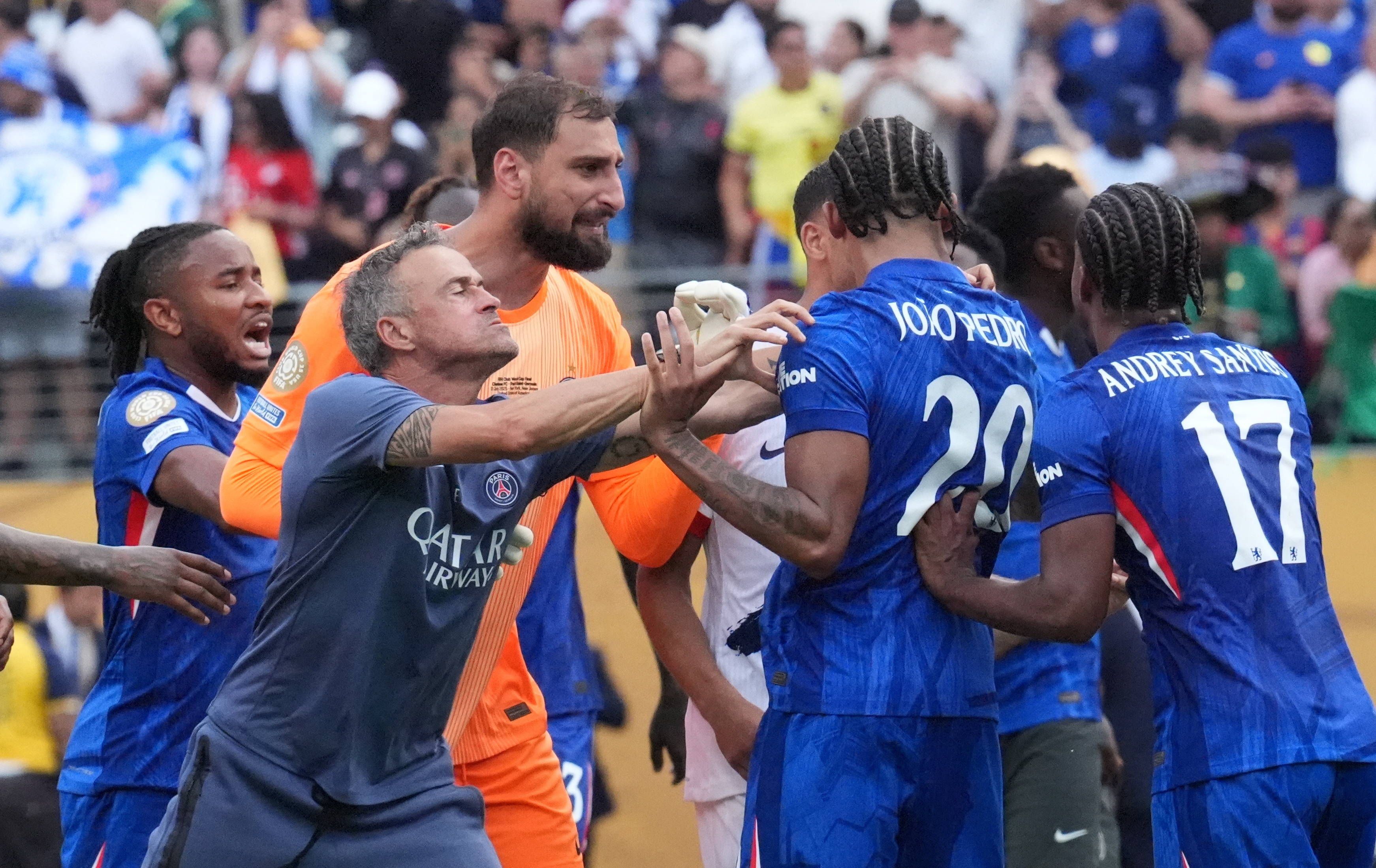 Luis Enrique ging auf João Pedro los.