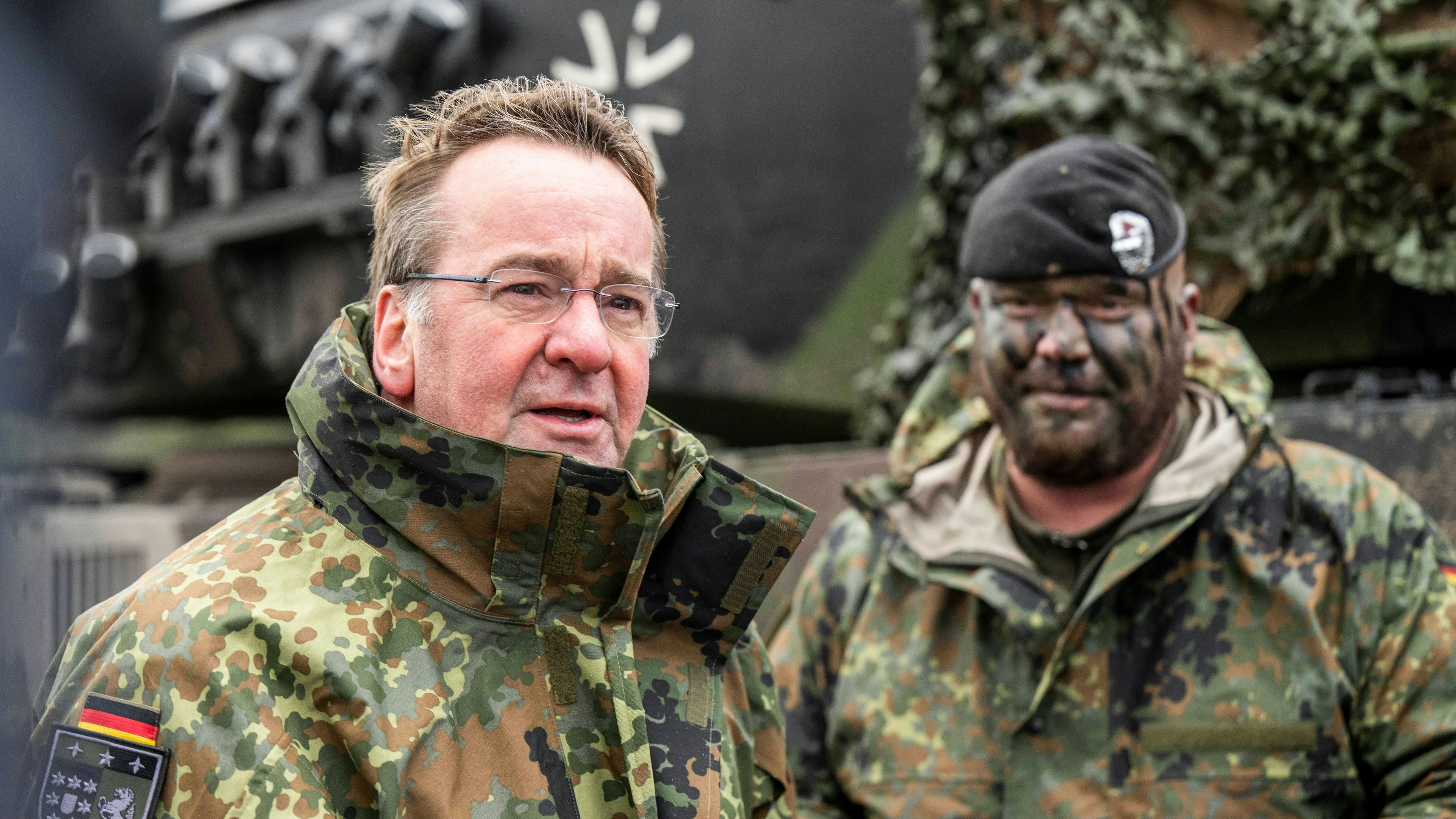 Deutschlands Verteidigungsminister Boris Pistorius beim Panzerbataillon 203 auf dem Übungsgelände der Generalfeldmarschall-Rommel-Kaserne in Augustdorf bei Bielefeld.