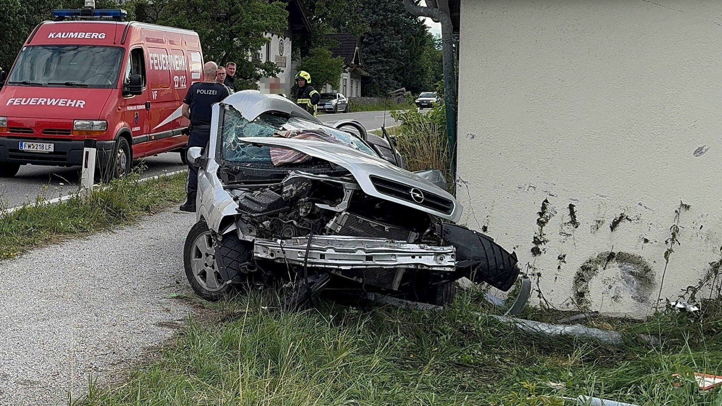 Heute.at - Pkw krachte gegen Hausmauer – Lenker tot