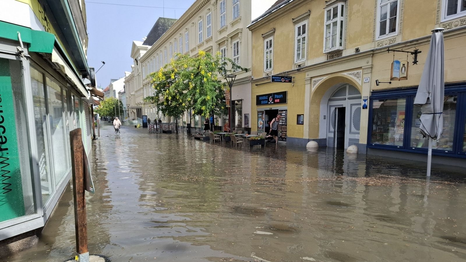 Heute.at - Heftiges Unwetter setzt Wiener Neustadt unter Wasser