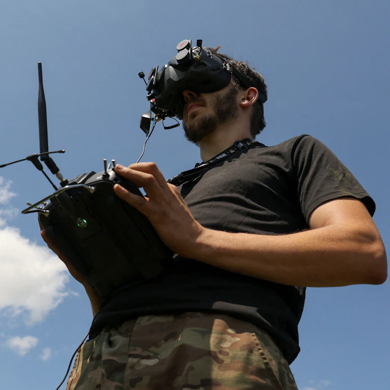 Die US-Armee beendet die Arbeit einer Drohnen-Spezialeinheit, die Erkenntnisse aus dem Ukraine-Krieg sammeln und umsetzen sollte. Die Entscheidung und die möglichen Motive dafür sorgen für Kritik. Was dahintersteckt, wie Drohnen die Kriegsführung verändern.