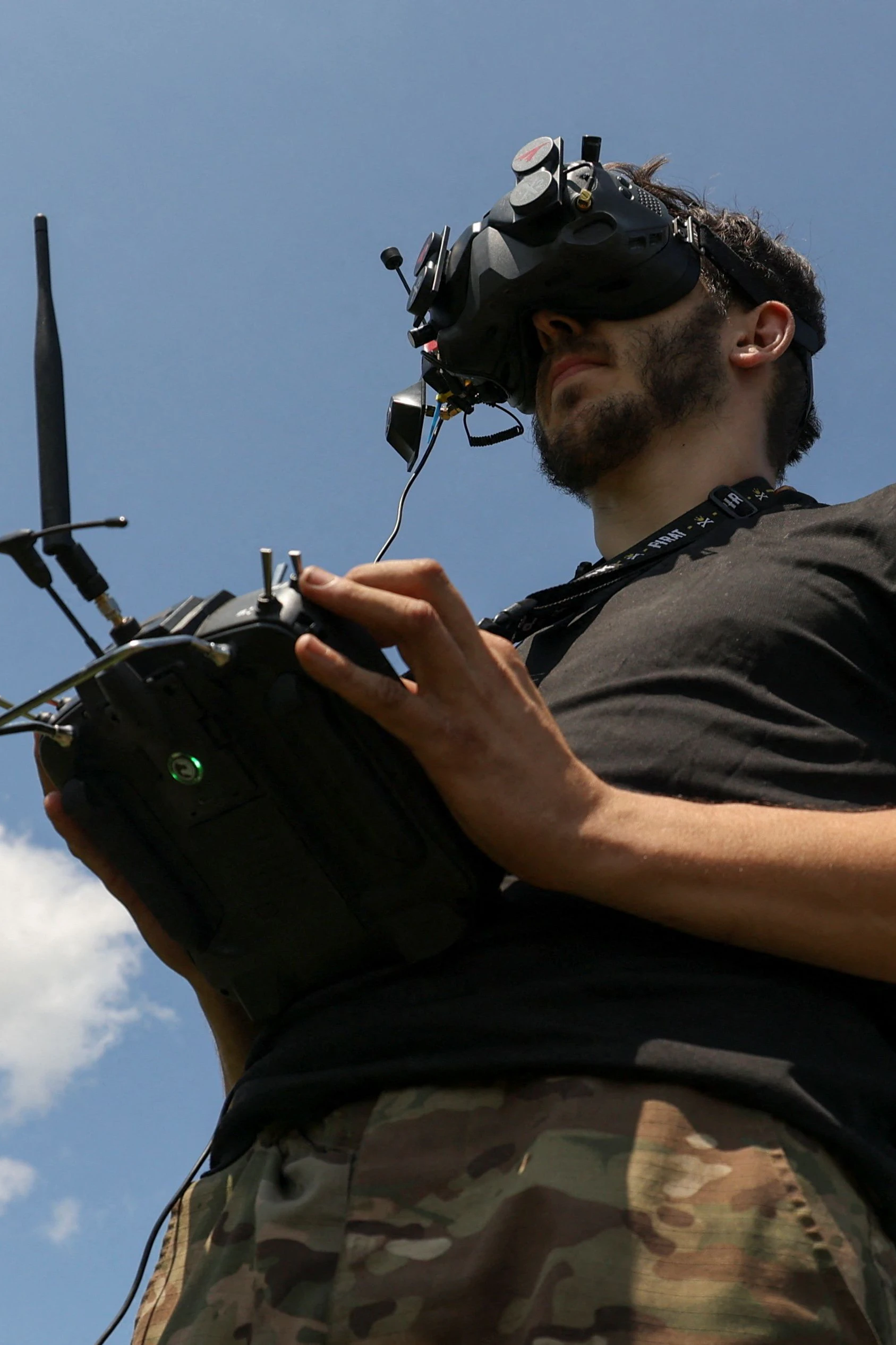 Ein ukrainischer Soldat steuert eine FPV-Drohne. Das Unmanned Assault Battalion der US Army sollte die Drohnen-Erfahrungen der Ukrainer sammeln und auswerten