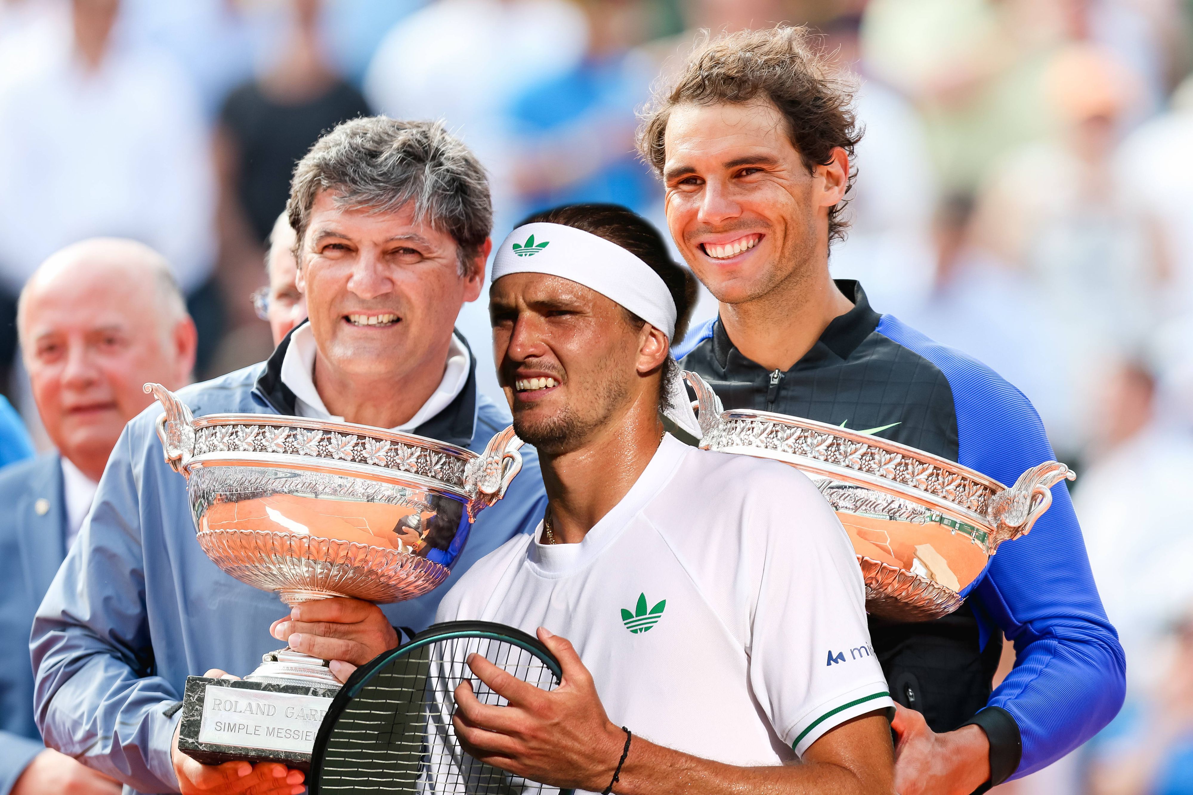 Toni Nadal (l.) im Jahr 2017 mit Neffe Rafael mit dem French-Open-Pokal. Ein Grand-Slam-Titel ist auch das Ziel von Alexander Zverev.