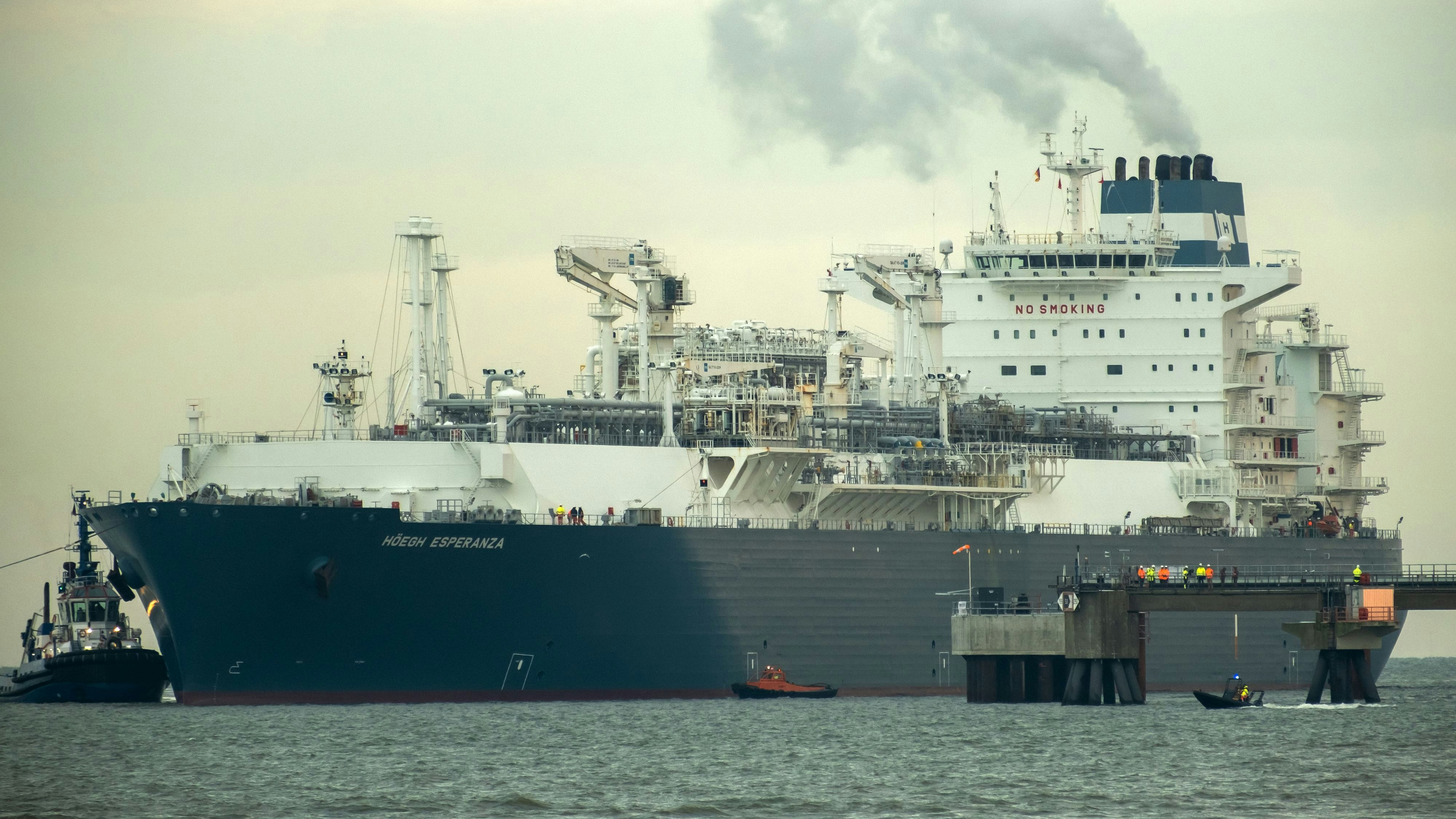 Der norwegische Flüssiggas-Tanker Hoeegh Esperanza dient bereits seit Ende 2022 im norddeutschen Wilhelmshaven als Übernahmestation für angeliefertes Flüssiggas – auch aus den USA
