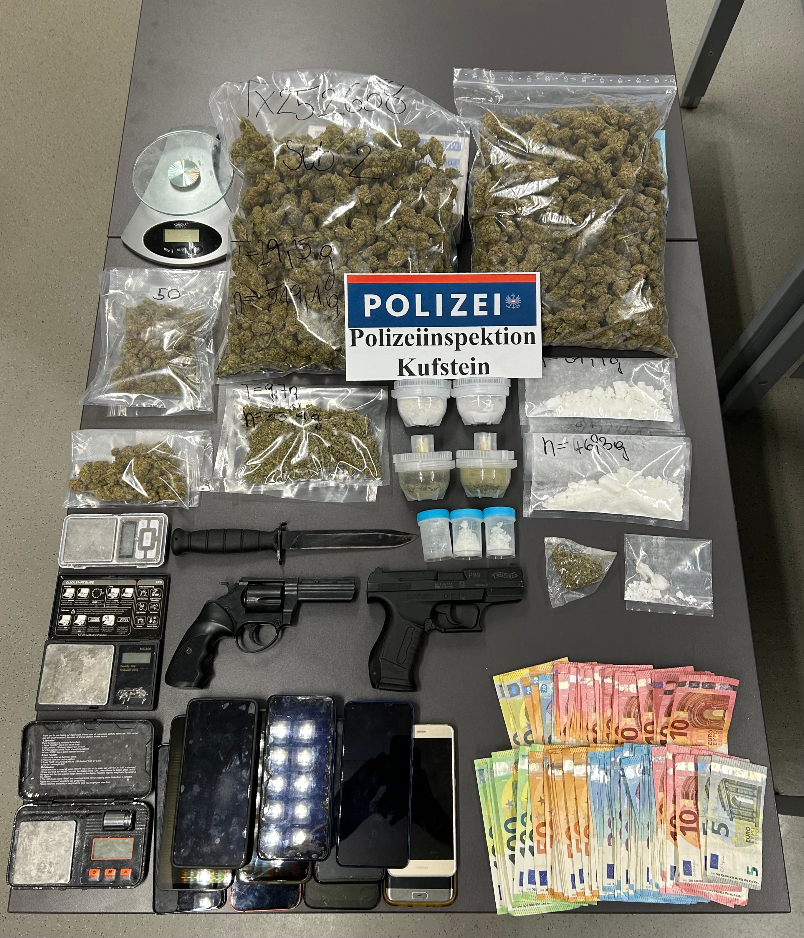 Die Polizeiinspektion Kufstein stellte Drogen, Bargeld und Waffen sicher. 
