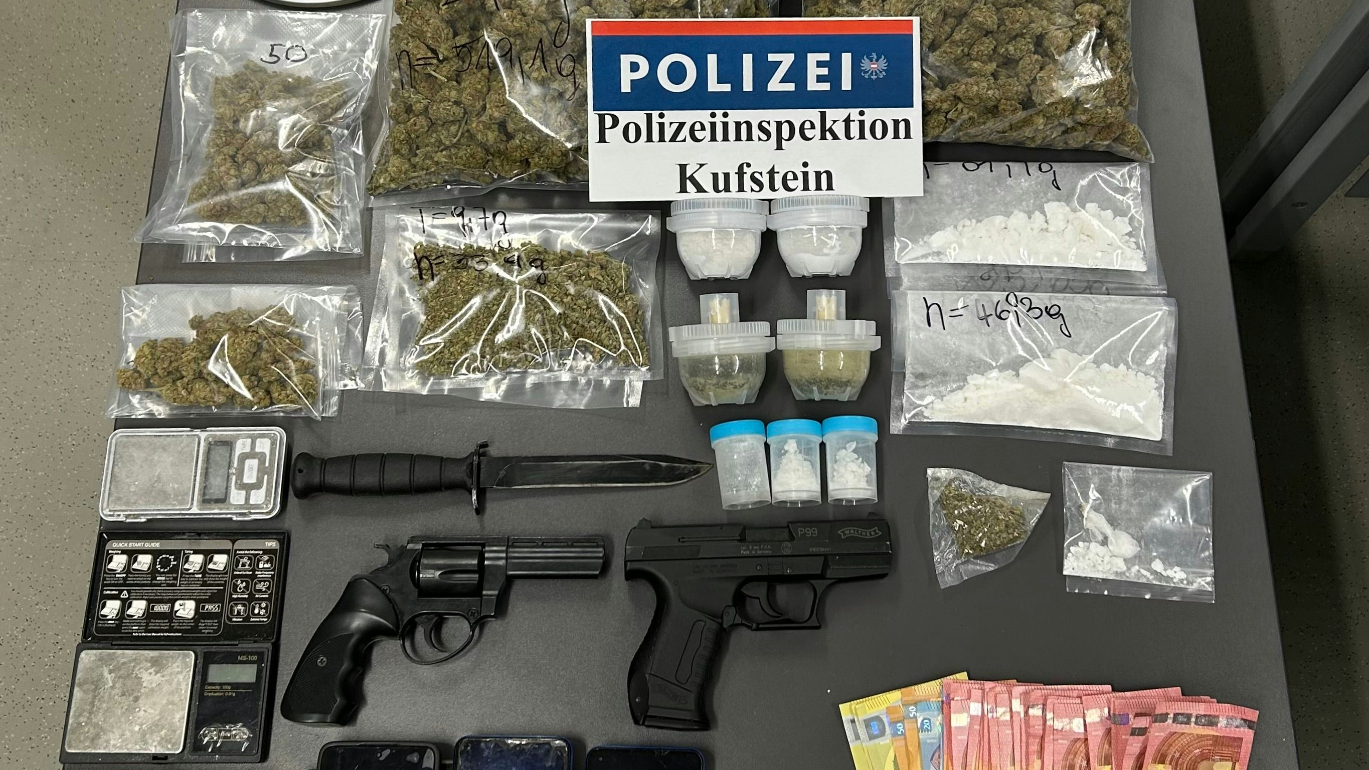 Heute.at - Waffen, Drogen, Bargeld: Erfolg bei Razzia in Kufstein
