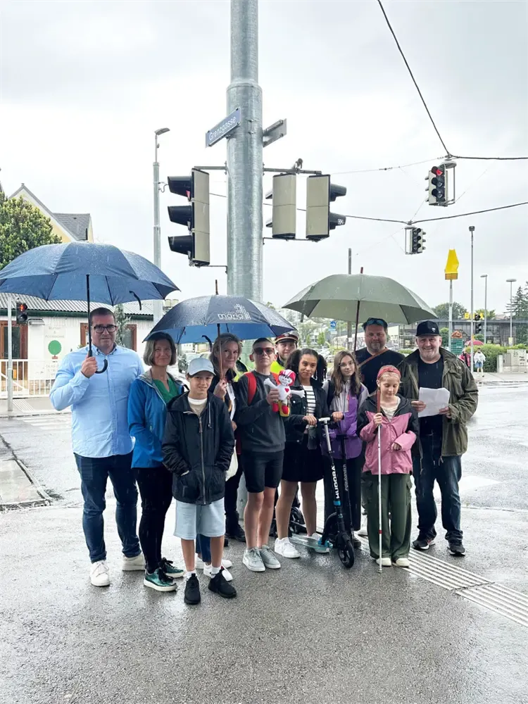 Vizebürgermeisterin Michaela Haidvogel und Ingrid Kaiper-Rozhon vom Kuratorium für Verkehrssicherheit unterstützen die Kinder beim Dreh mit Helmi.