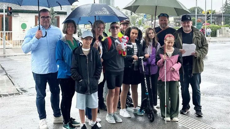 Heute.at - Blindes Mädchen und schwerhöriger Bub helfen Helmi