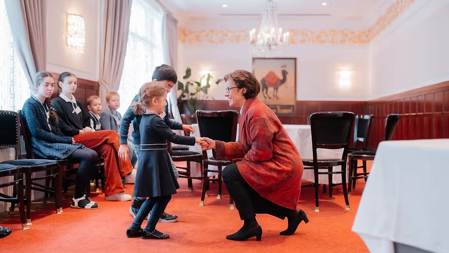 Heute.at - Früher braver– Benimm-Coach bringt Kids Manieren bei