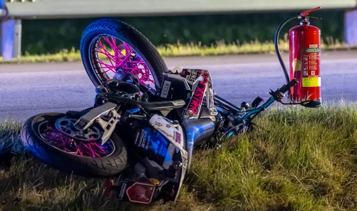 Heute.at - Auto kracht in Moped: Teenies (14, 15) weggeschleudert