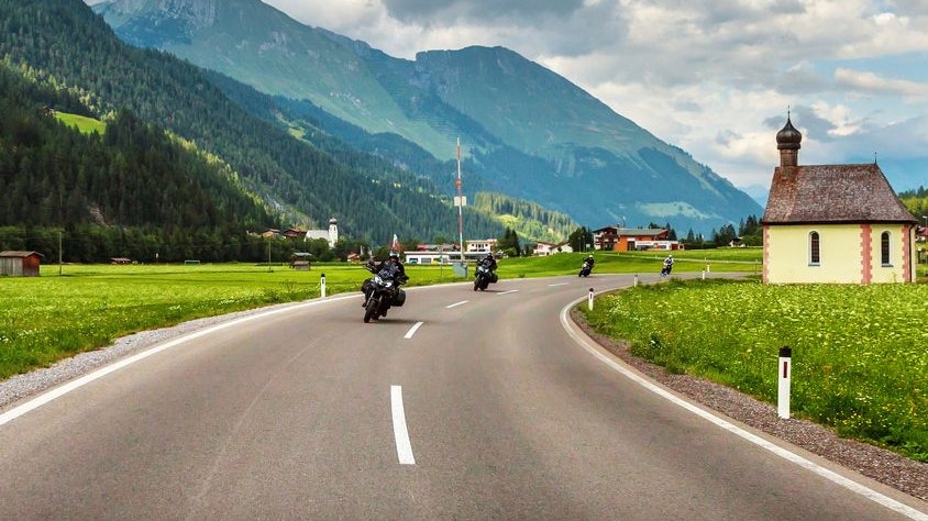 Heute.at - Polizei geht gegen rücksichtslose Raser-Biker vor
