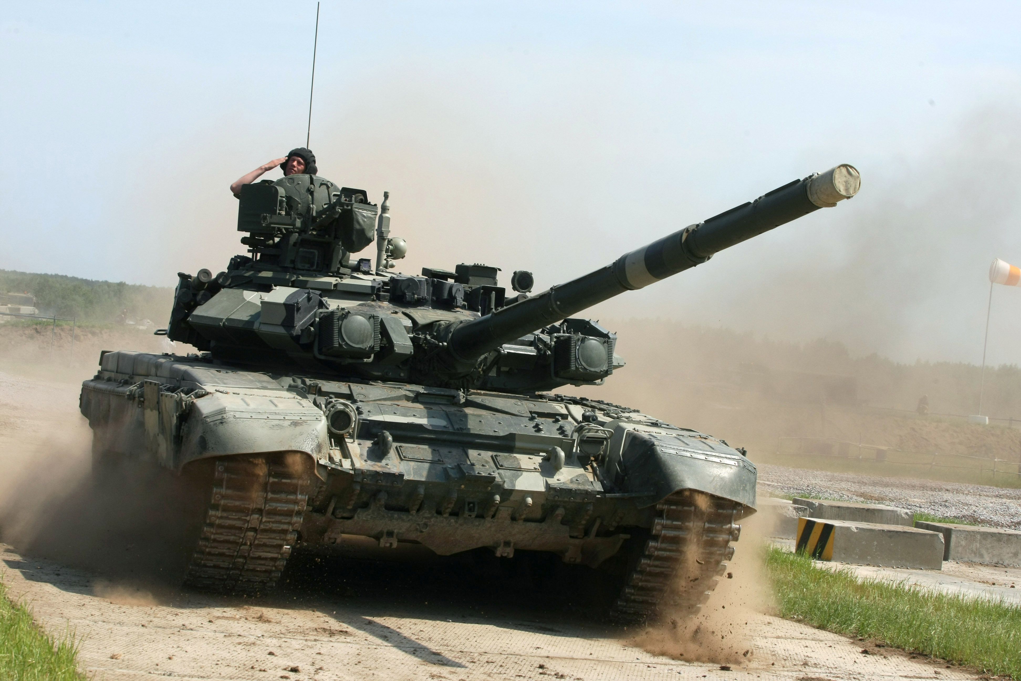 Ein zerstörter russischer T 90-Kampfpanzer (hier bei einer Übung) bringt einem Drohnenpiloten so viele Punkte, dass seine Einheit 15 weitere Drohnen erhält