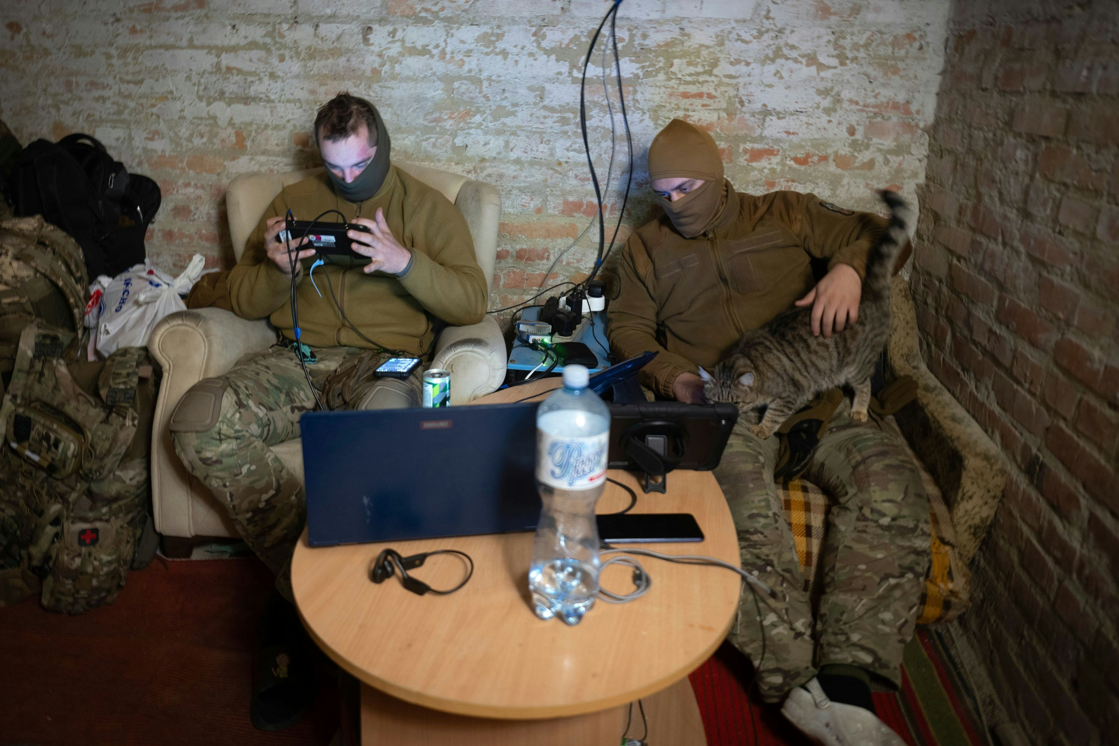 Soldaten der Khartiia-Brigade steuern Kampfdrohnen in einem Bunker nahe Charkiw