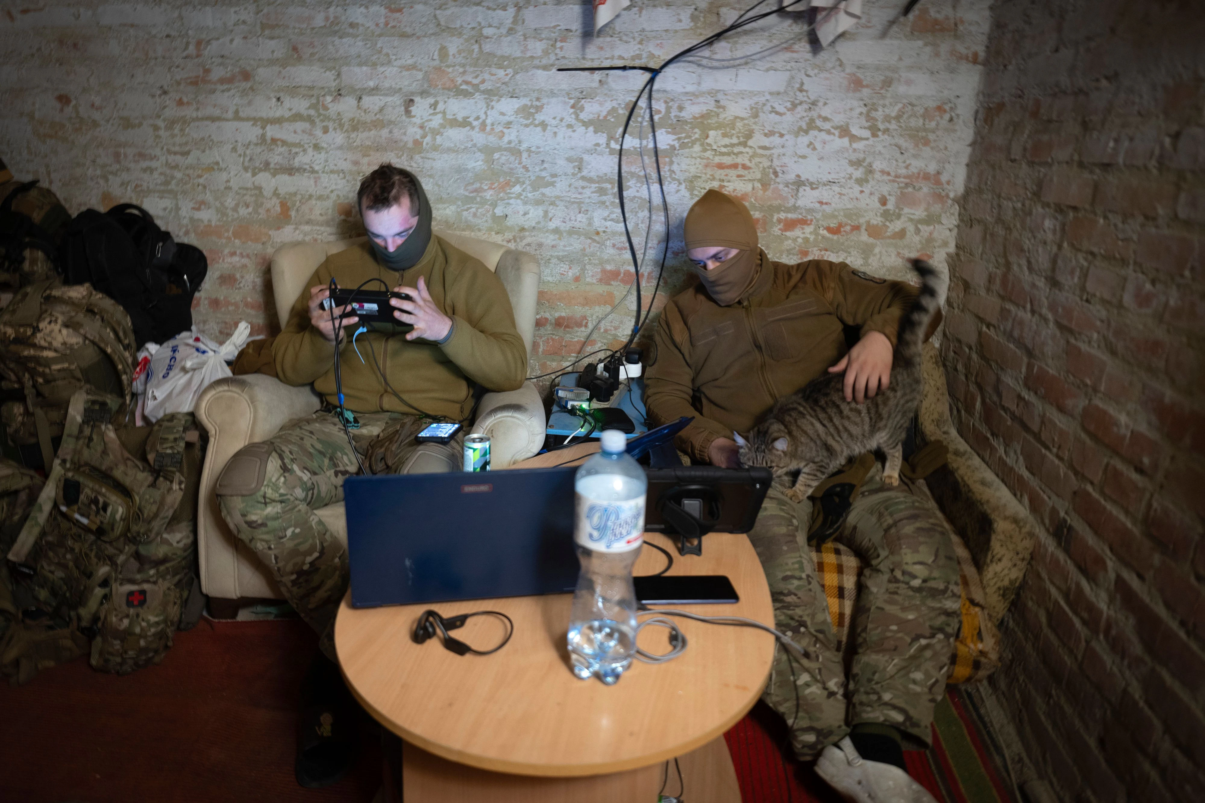 Mitglioeder der ukrainischen Khartia Brigade nahe der Frontlinie: Oft schweben hunderte Drohnen gleichzeitig über den Schlachtfeldern