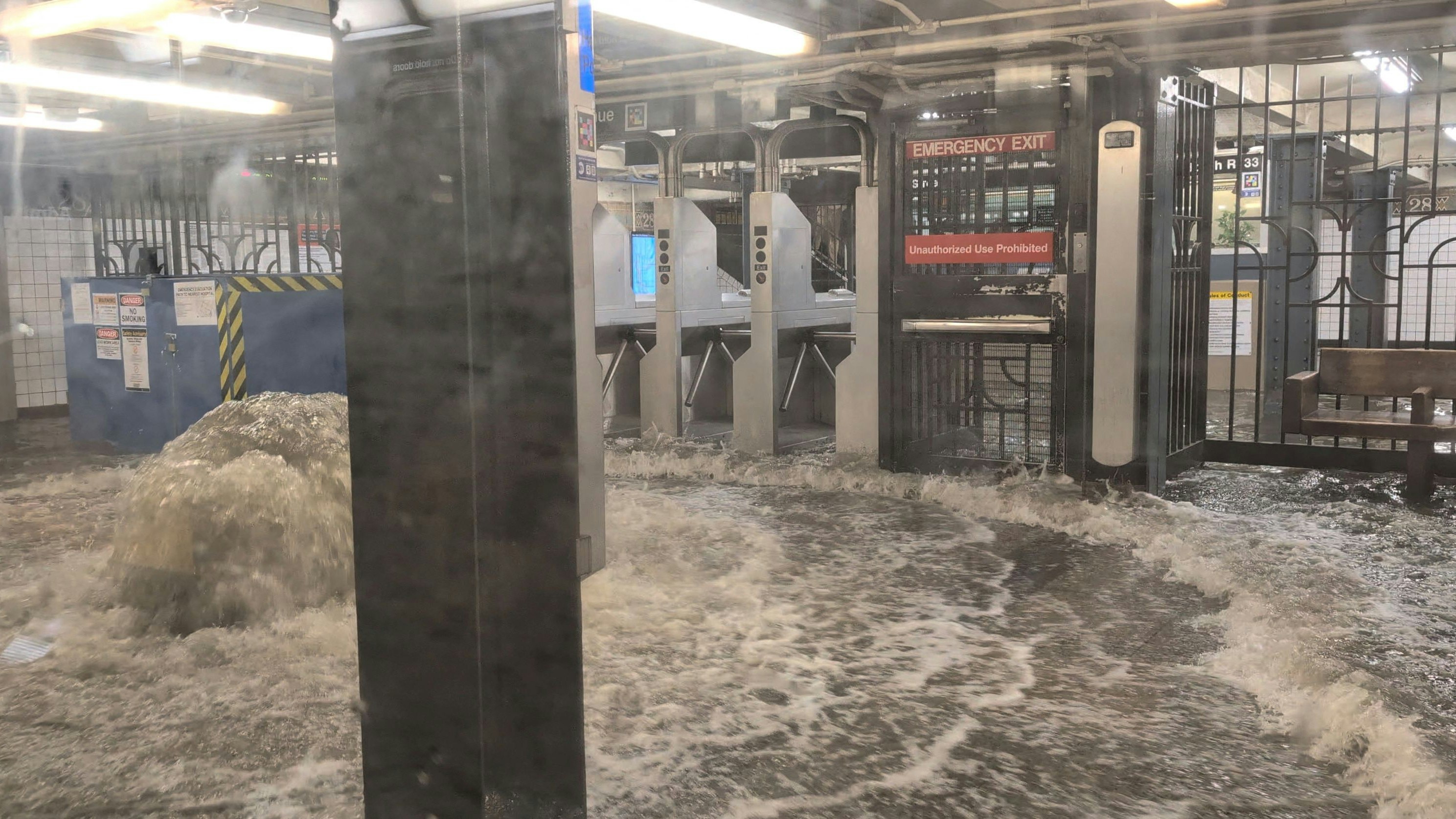 Heute.at - New Yorker U-Bahn nach extremen Regenfällen geflutet