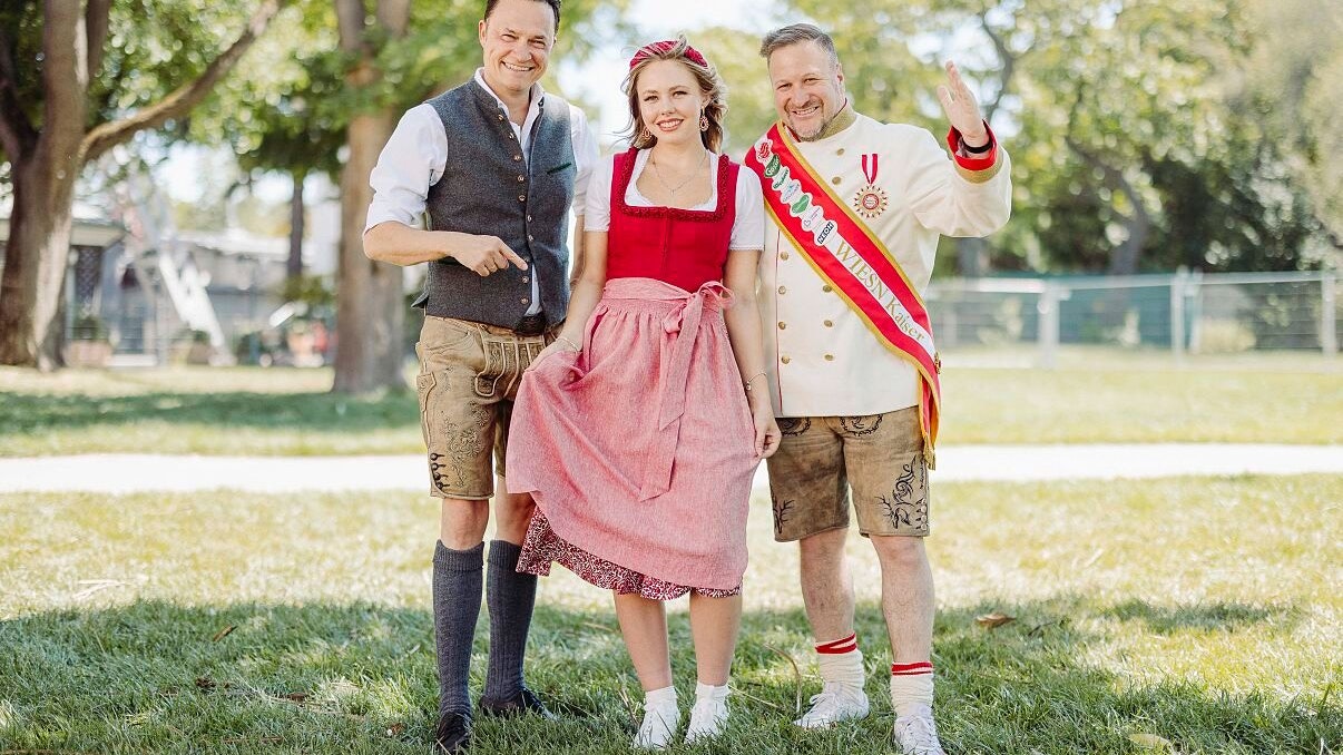 Heute.at - Kaiser Wiesn präsentiert ihr erstes offizielles Dirndl