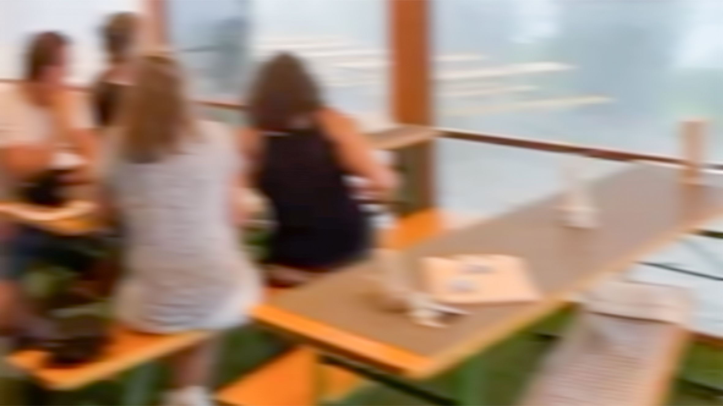 Gäste, die sich in den Innenraum des Lokals geflüchtet haben, schreien, als der Baum auf sie fällt.