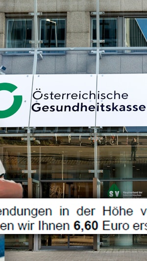 Ein Wiener wollte nicht monatelang auf einen Arzt-Termin warten und bezahlte einen Privatmediziner. Für bekam er von der ÖGK nur 6,60 Euro zurück.