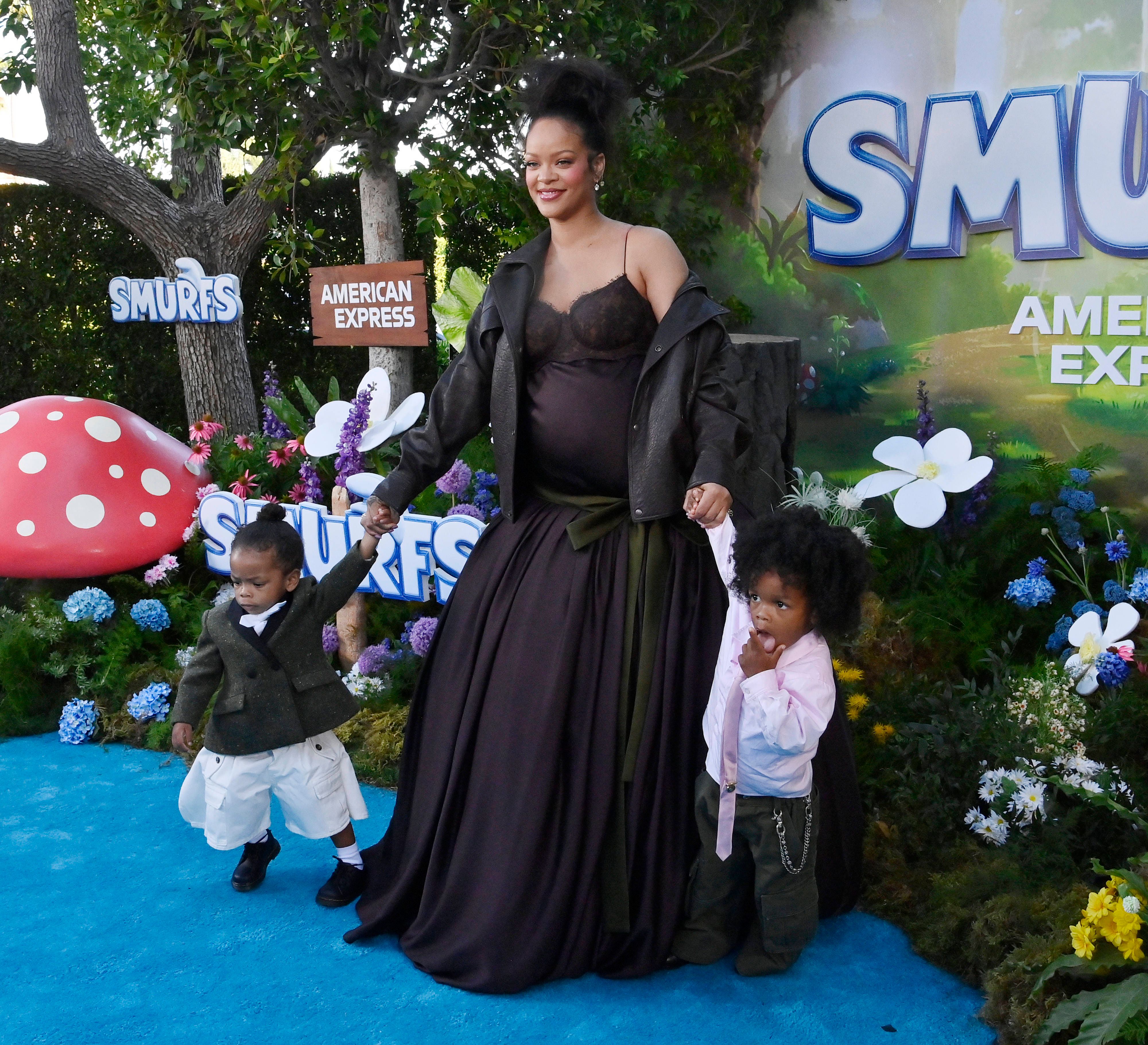 Rihanna mit ihren Söhnen Riot Rose Mayers L und RZA Athelston Mayers.