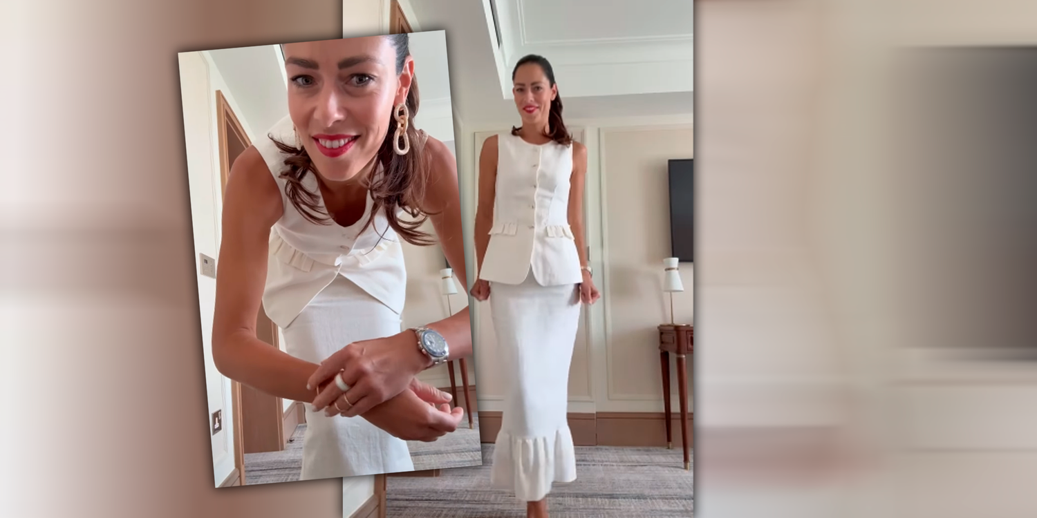 Ana zeigt ihren Schmuck in die Kamera.