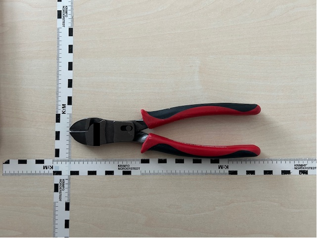 Die Beamten stellten das verwendete Tatwerkzeug, einen Seitenschneider, sicher.