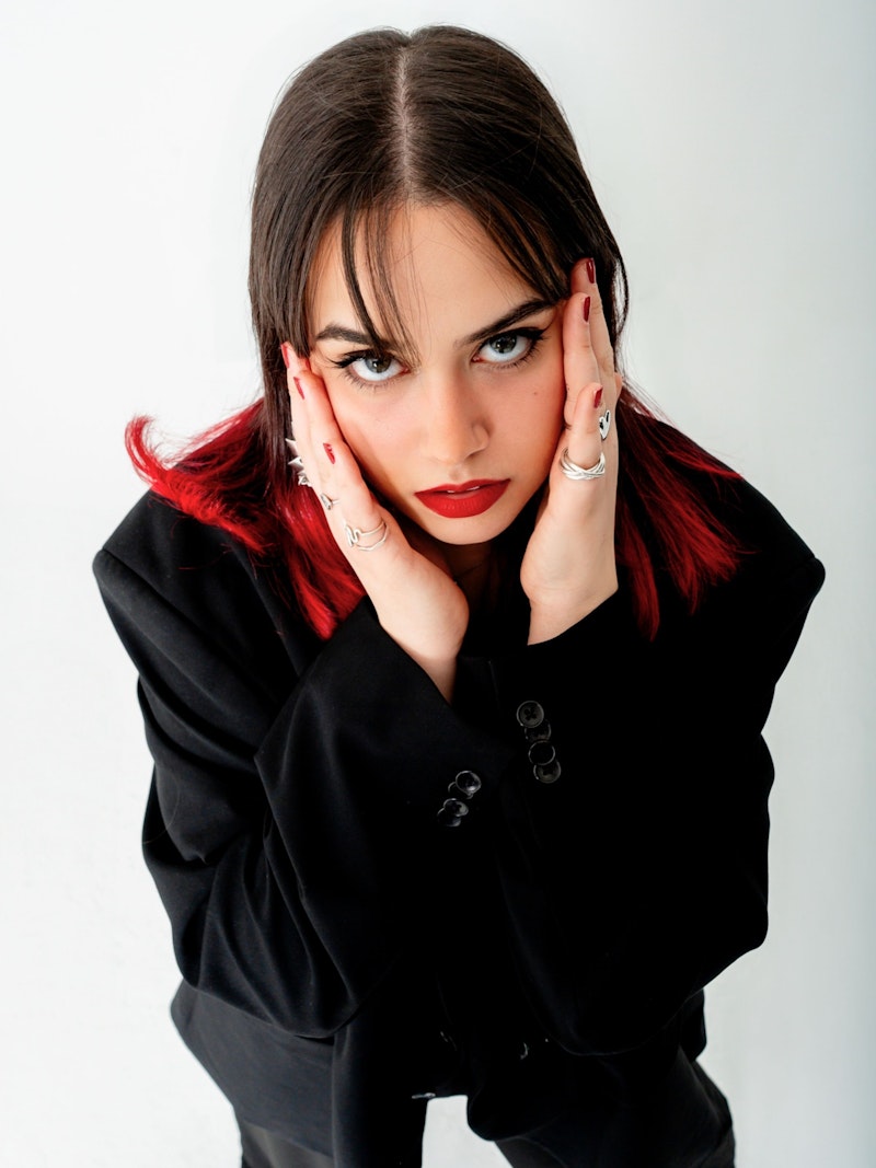 Teya rechnet mit dem Musikbusiness ab, das Frauen oft zum Schweigen bringt.