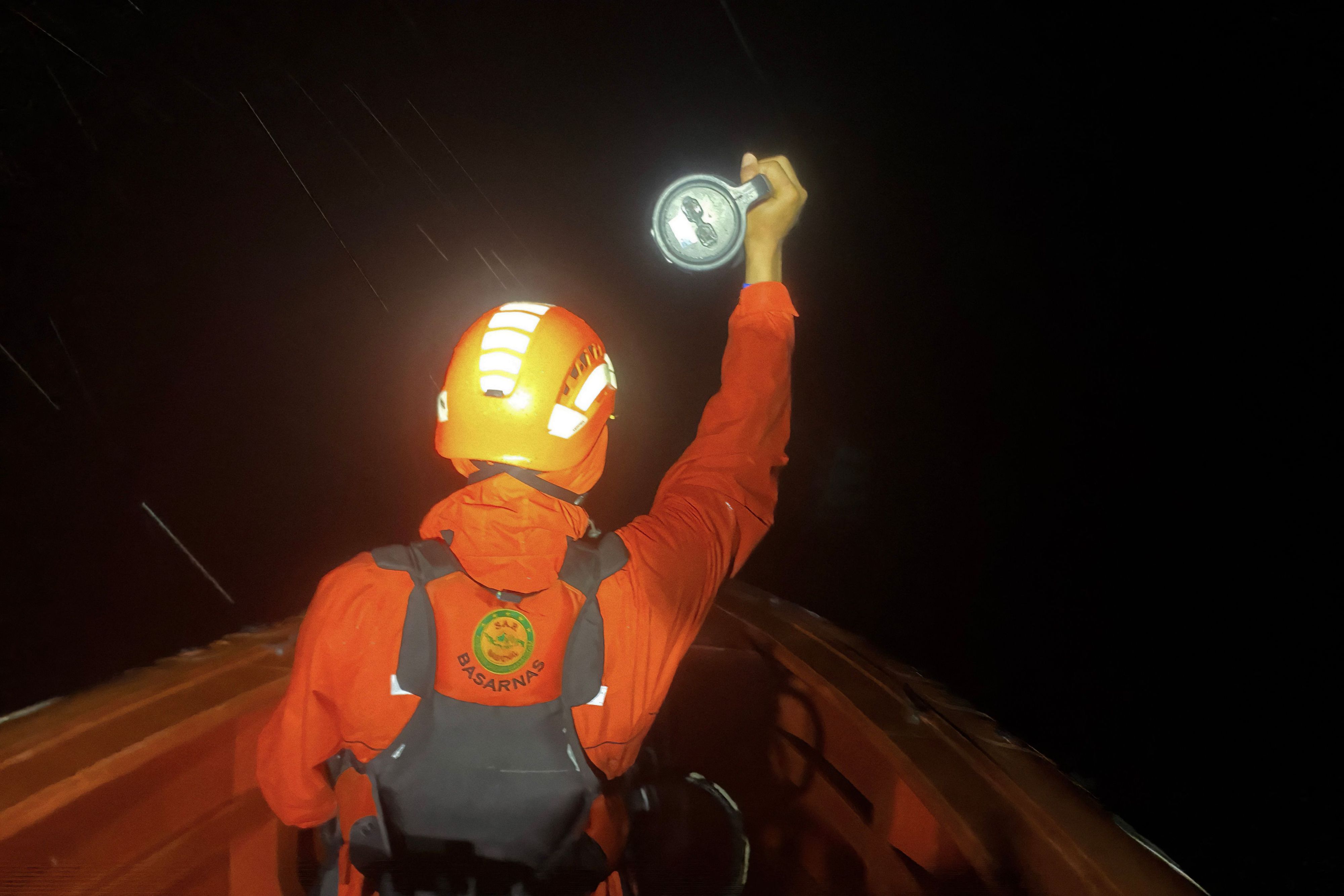 Ein Boot mit 18 Personen ist gekentert. Alle Schiffbrüchigen wurden gerettet.