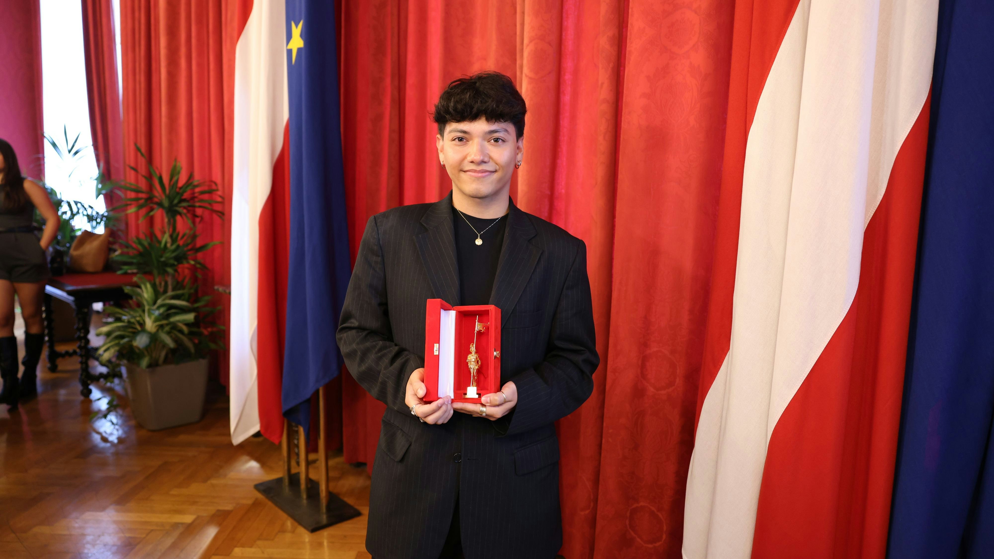 Stolz präsentiert JJ seine Auszeichnung.