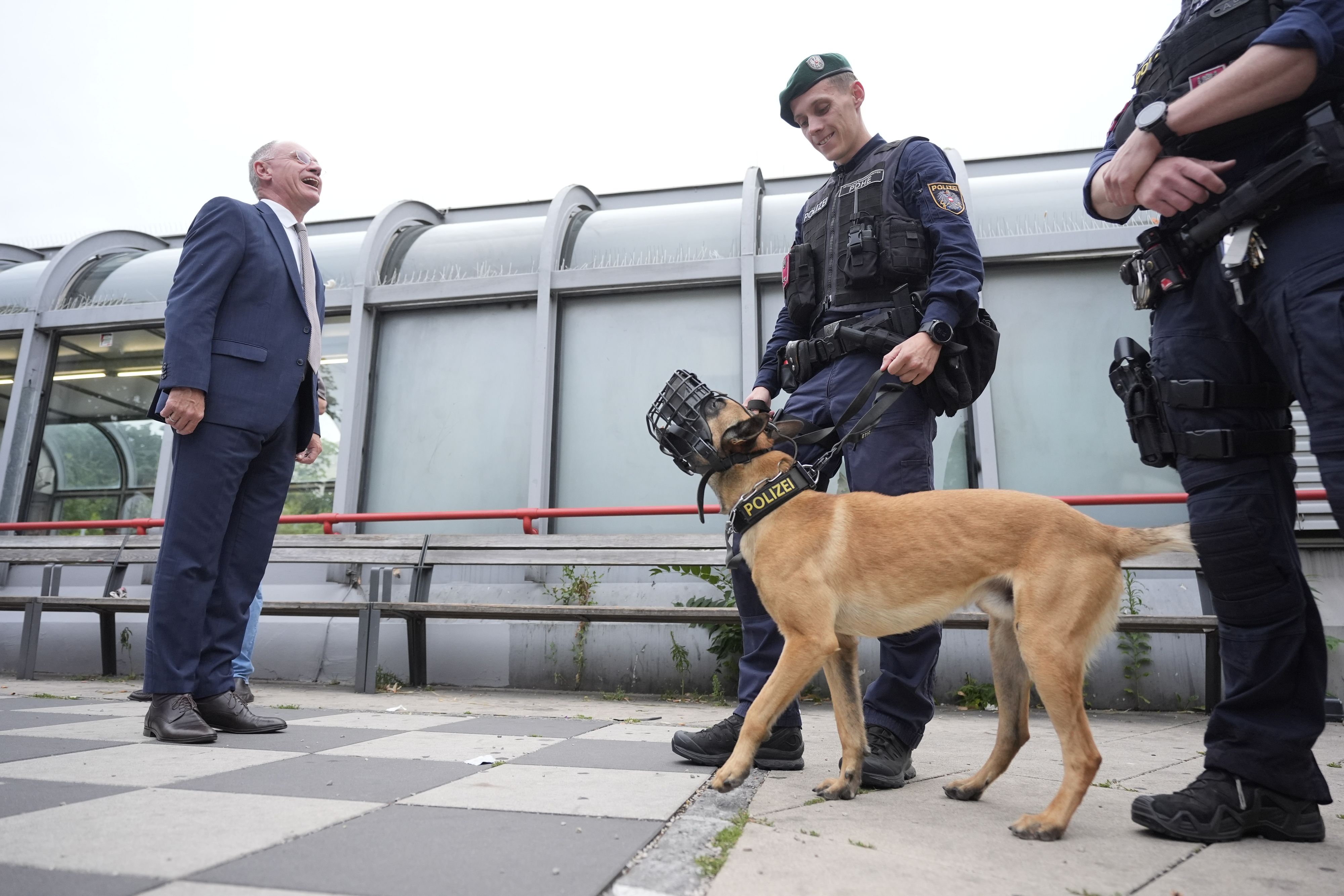Polizisten führten am Reumannplatz gerade einen Schwerpunkt durch. (Archivbild)